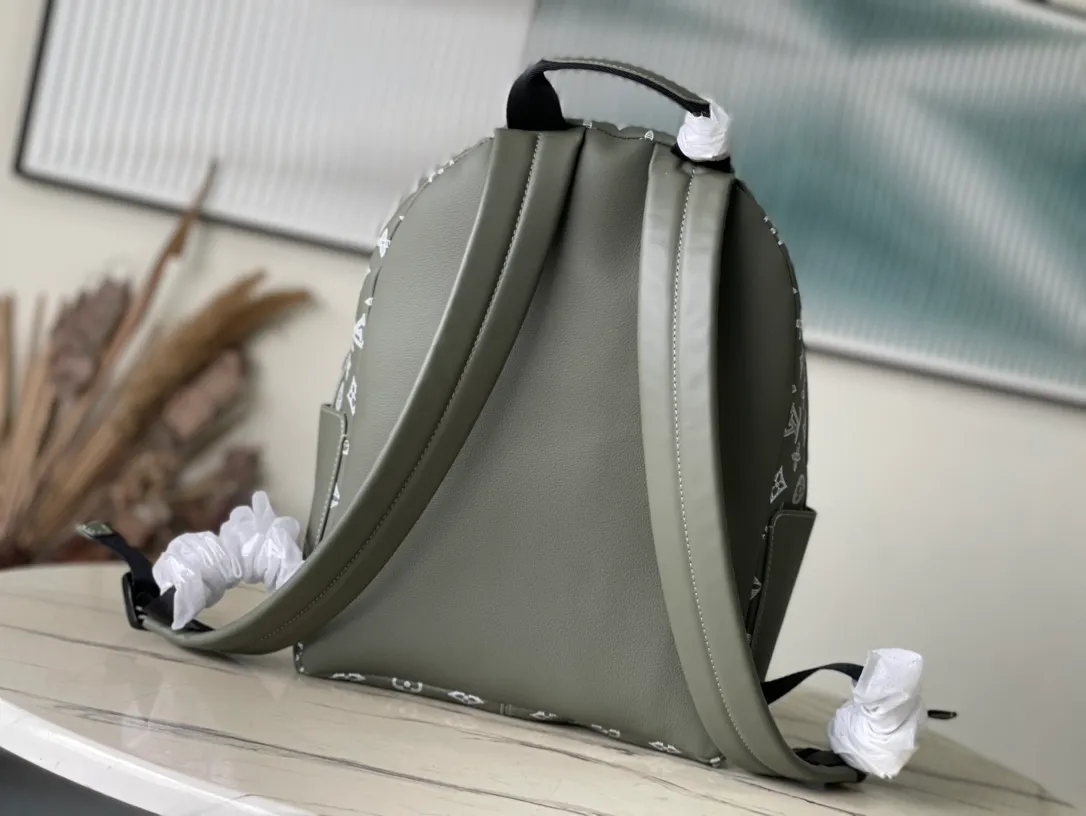 💰1280 (top-grain leather) top-quality original M12463 This Discovery small backpack is made of Monogram Shadow embossed cow leather, injecting fresh outdoor style into the classic design. Its sleek shape features multiple internal and external pockets, making it ideal for everyday travel. Dimensions: 29 × 38 × 20 cm