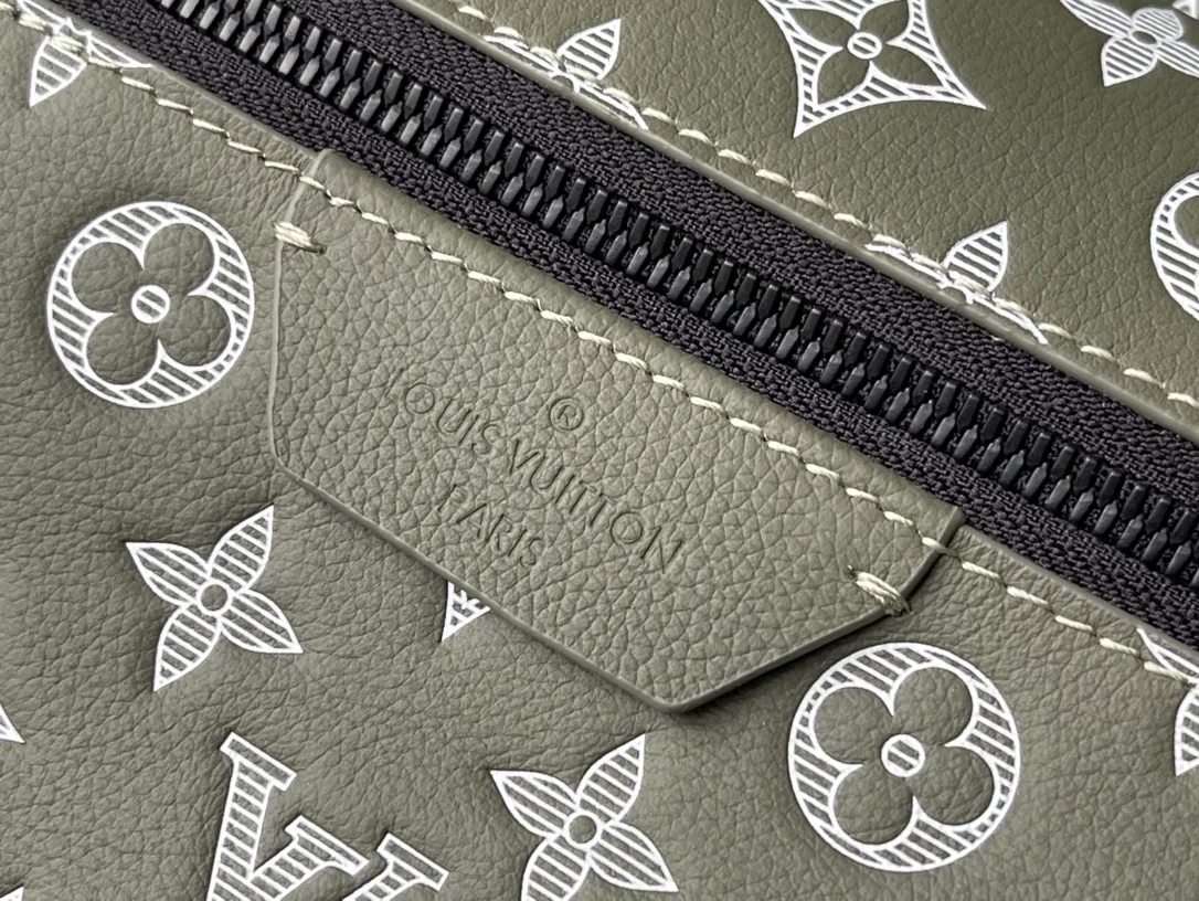 💰1280 (top-grain leather) top-quality original M12463 This Discovery small backpack is made of Monogram Shadow embossed cow leather, injecting fresh outdoor style into the classic design. Its sleek shape features multiple internal and external pockets, making it ideal for everyday travel. Dimensions: 29 × 38 × 20 cm
