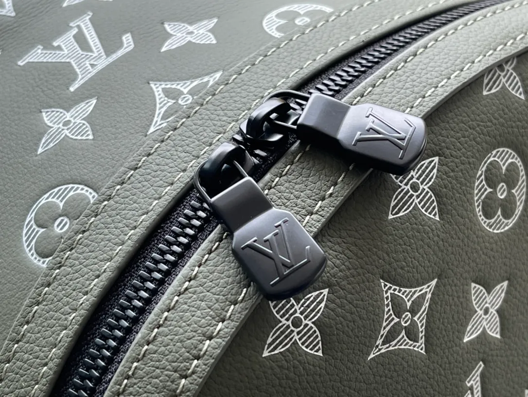 💰1280 (top-grain leather) top-quality original M12463 This Discovery small backpack is made of Monogram Shadow embossed cow leather, injecting fresh outdoor style into the classic design. Its sleek shape features multiple internal and external pockets, making it ideal for everyday travel. Dimensions: 29 × 38 × 20 cm