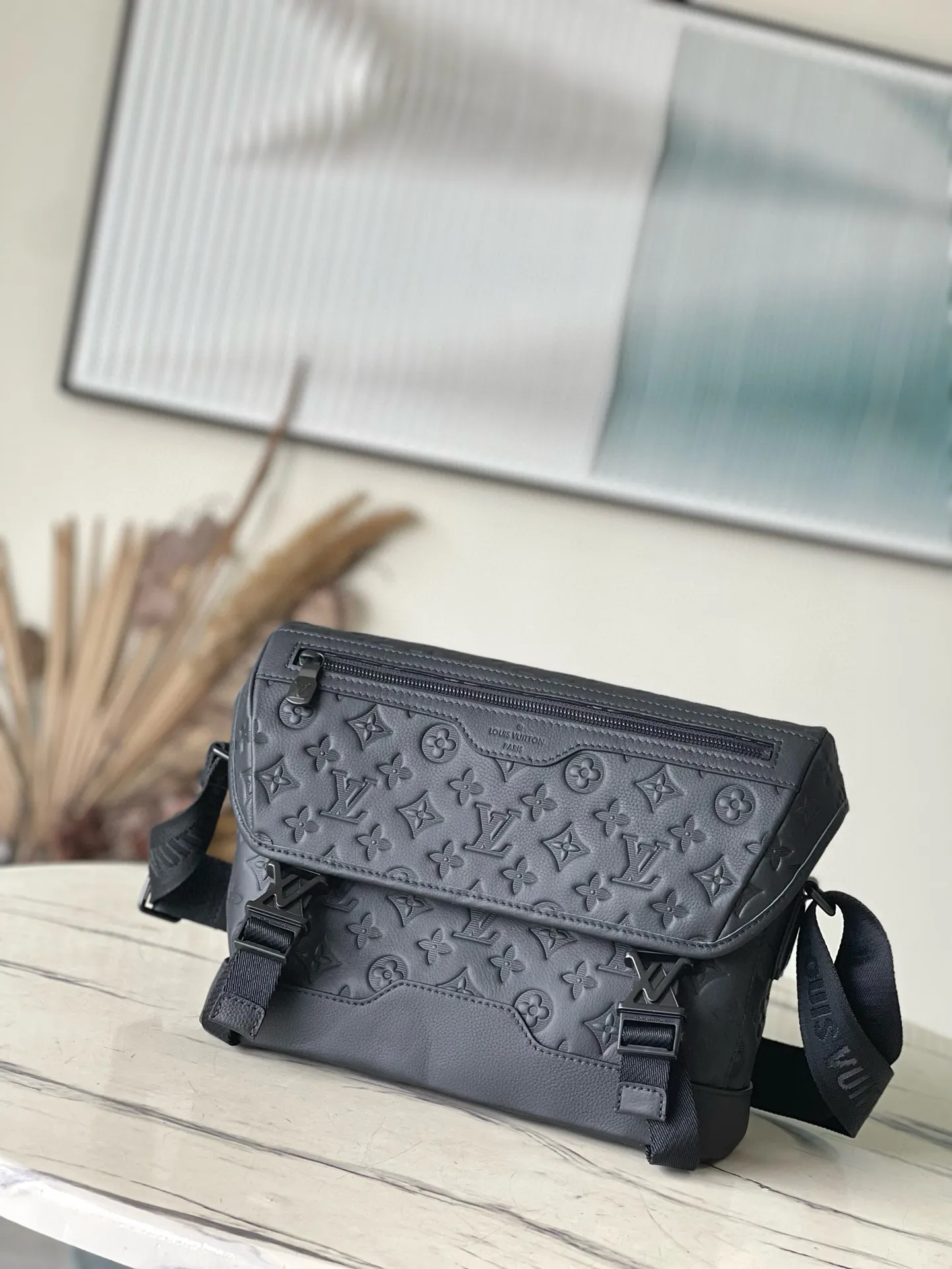 💰1260 (top layer leather) top quality original M25121 embossed This Voyager small messenger bag is made of Monogram Shadow cow leather, inspired by the green retro school bag. The new buckle brings a convenient experience, the adjustable shoulder strap allows for comfortable carrying, and there is ample space to store tablets, chargers, notepads and other daily needs. Dimensions: 33 × 22.5 × 11 cm