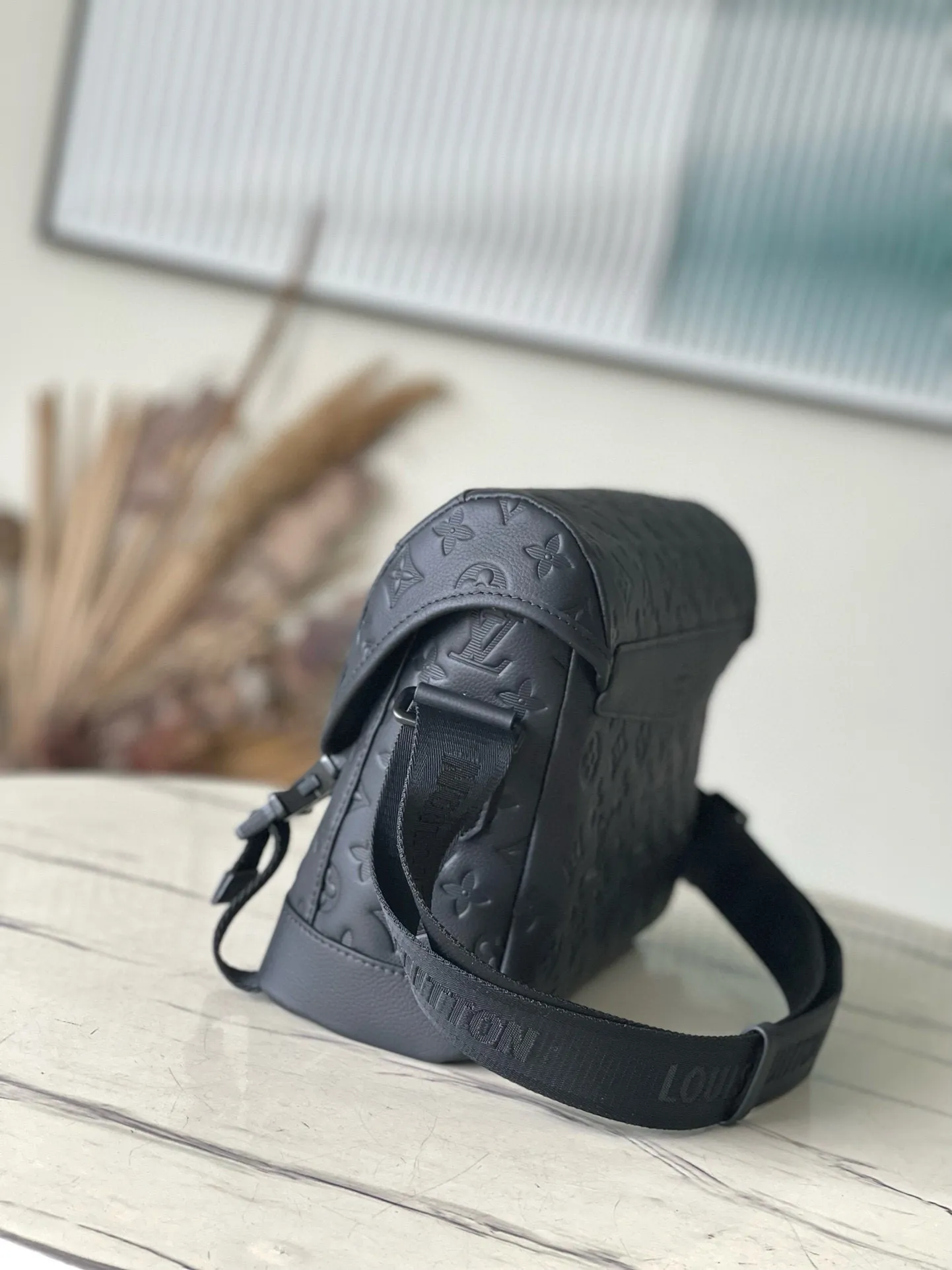 💰1260 (top layer leather) top quality original M25121 embossed This Voyager small messenger bag is made of Monogram Shadow cow leather, inspired by the green retro school bag. The new buckle brings a convenient experience, the adjustable shoulder strap allows for comfortable carrying, and there is ample space to store tablets, chargers, notepads and other daily needs. Dimensions: 33 × 22.5 × 11 cm