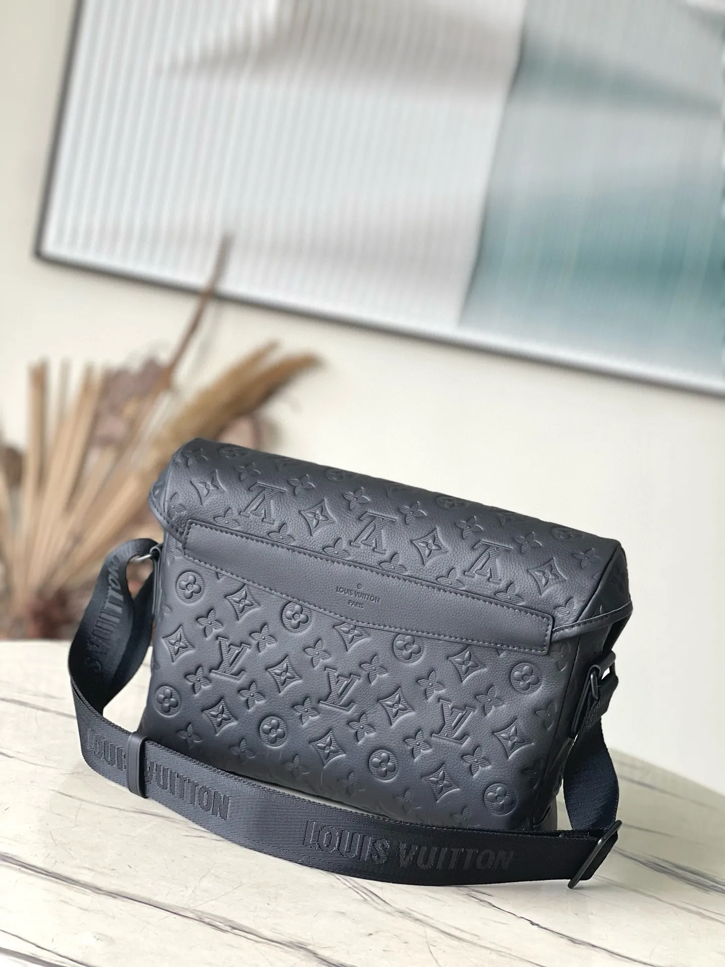 💰1260 (top layer leather) top quality original M25121 embossed This Voyager small messenger bag is made of Monogram Shadow cow leather, inspired by the green retro school bag. The new buckle brings a convenient experience, the adjustable shoulder strap allows for comfortable carrying, and there is ample space to store tablets, chargers, notepads and other daily needs. Dimensions: 33 × 22.5 × 11 cm