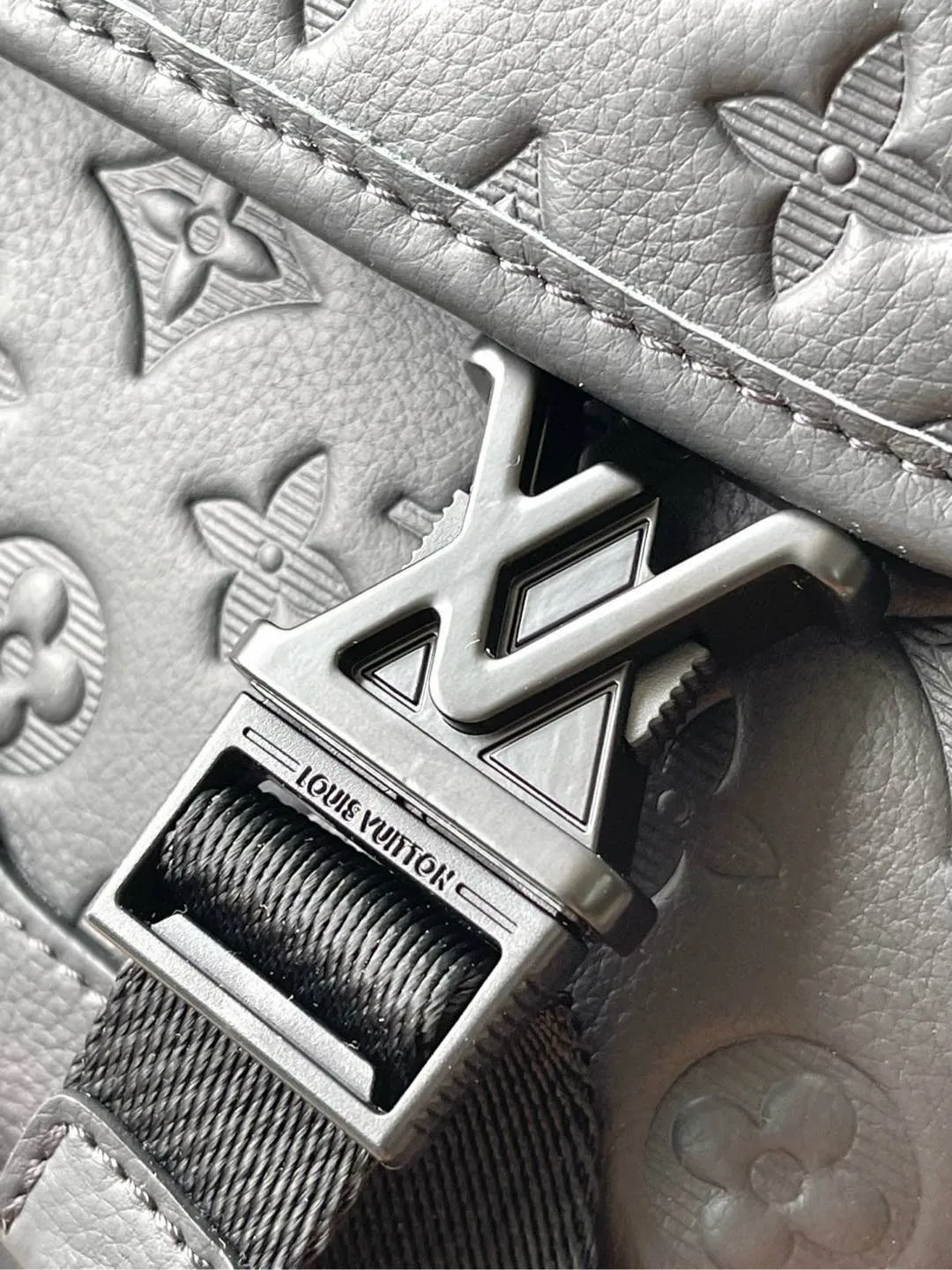 💰1260 (top layer leather) top quality original M25121 embossed This Voyager small messenger bag is made of Monogram Shadow cow leather, inspired by the green retro school bag. The new buckle brings a convenient experience, the adjustable shoulder strap allows for comfortable carrying, and there is ample space to store tablets, chargers, notepads and other daily needs. Dimensions: 33 × 22.5 × 11 cm