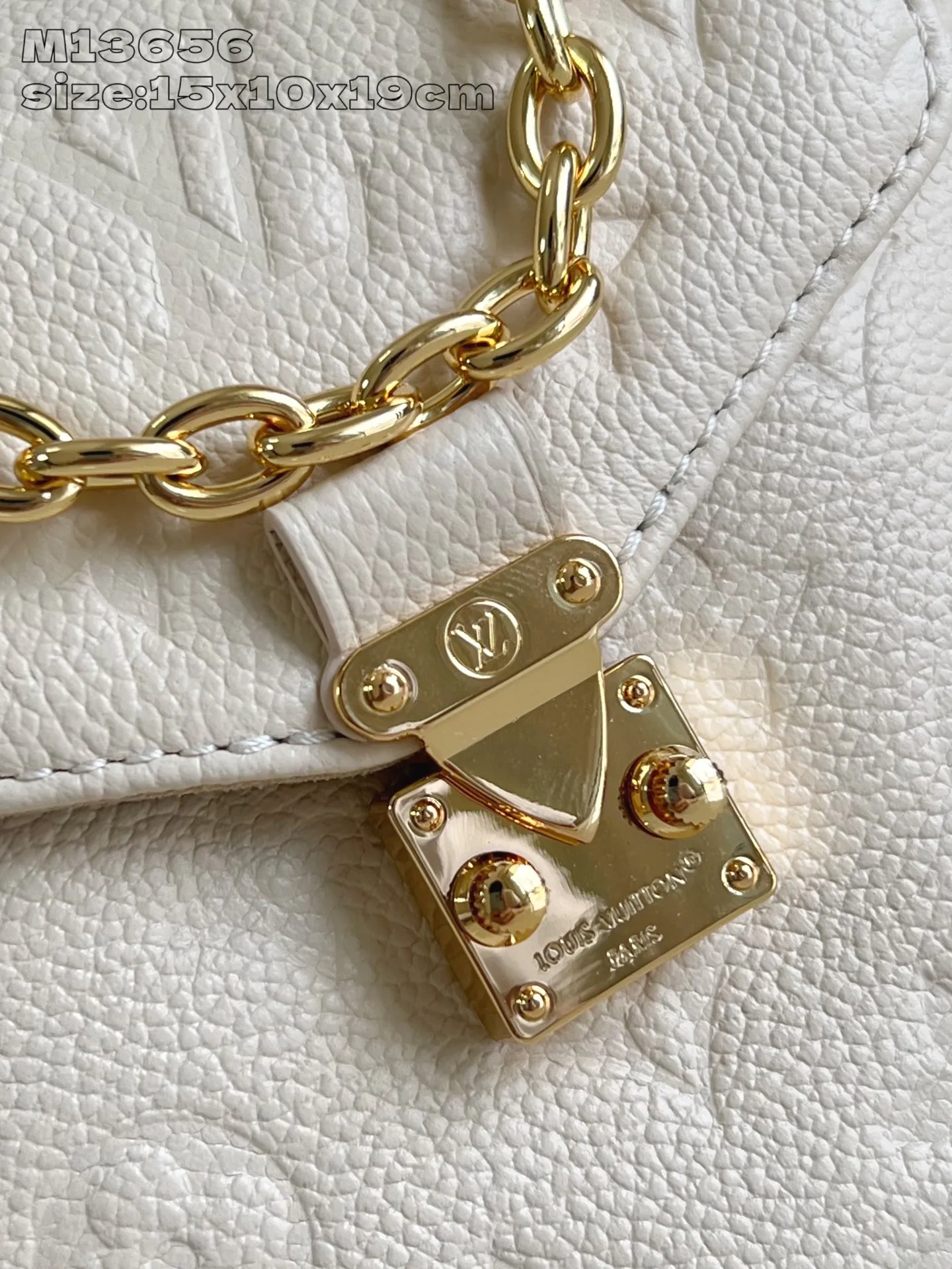 💰900 (top-grain leather) Top-quality original item M13656 White ] M25819 This Nano Noé backpack is made of Monogram Empreinte leather. Its drawstring design and soft outline echo the original configuration, highlighting the eclectic mix of functionality and trend. The dazzling S-lock buckle highlights the details, and the leather shoulder strap can be removed to transform into a mini shoulder bag. 15 x 10 x 19 cm (height x width x length)