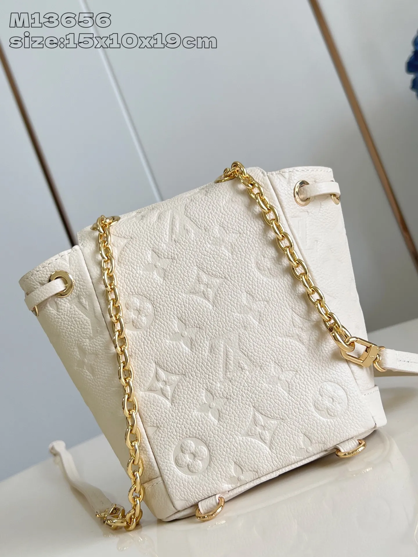 💰900 (top-grain leather) Top-quality original item M13656 White ] M25819 This Nano Noé backpack is made of Monogram Empreinte leather. Its drawstring design and soft outline echo the original configuration, highlighting the eclectic mix of functionality and trend. The dazzling S-lock buckle highlights the details, and the leather shoulder strap can be removed to transform into a mini shoulder bag. 15 x 10 x 19 cm (height x width x length)