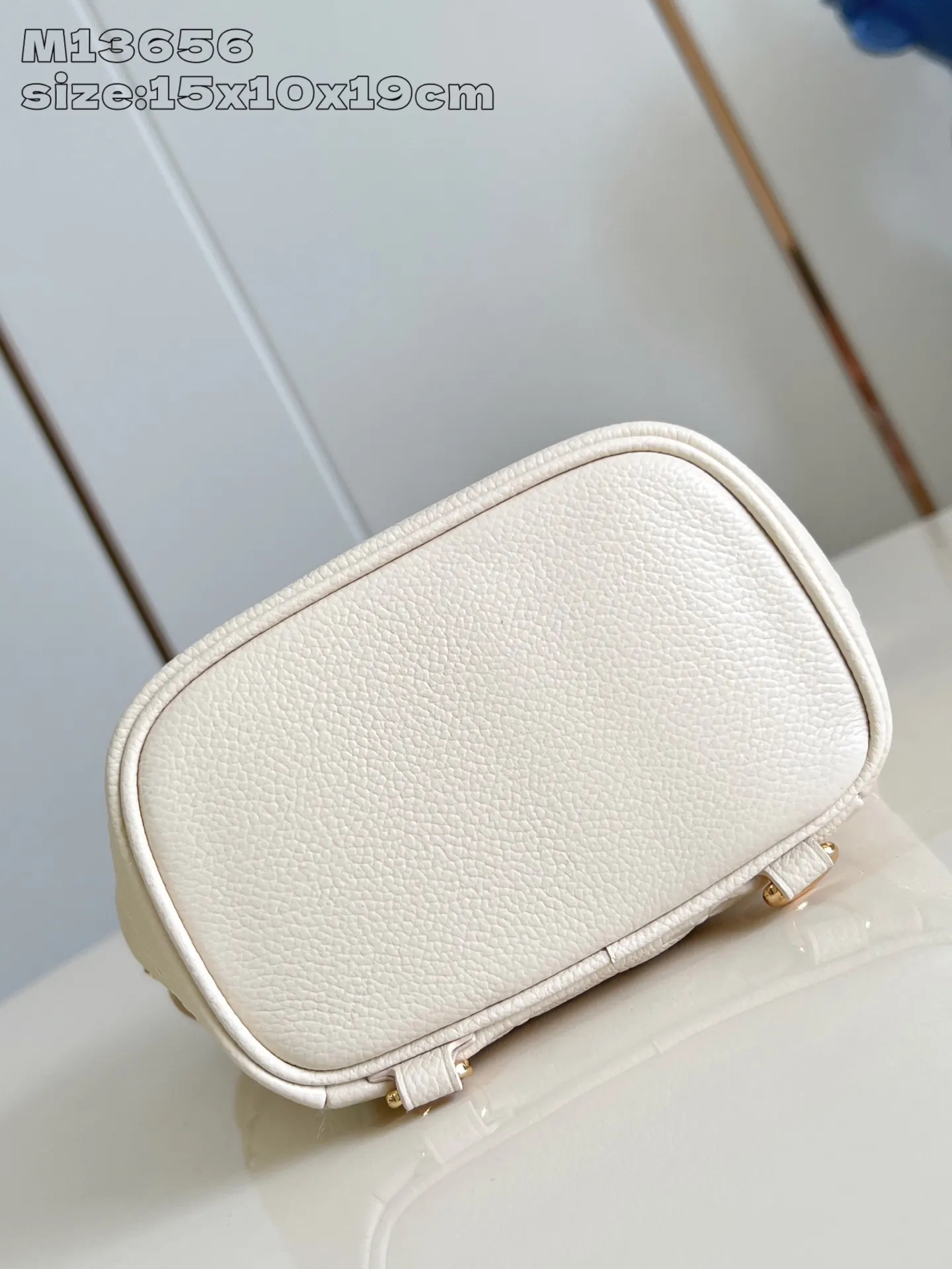 💰900 (top-grain leather) Top-quality original item M13656 White ] M25819 This Nano Noé backpack is made of Monogram Empreinte leather. Its drawstring design and soft outline echo the original configuration, highlighting the eclectic mix of functionality and trend. The dazzling S-lock buckle highlights the details, and the leather shoulder strap can be removed to transform into a mini shoulder bag. 15 x 10 x 19 cm (height x width x length)
