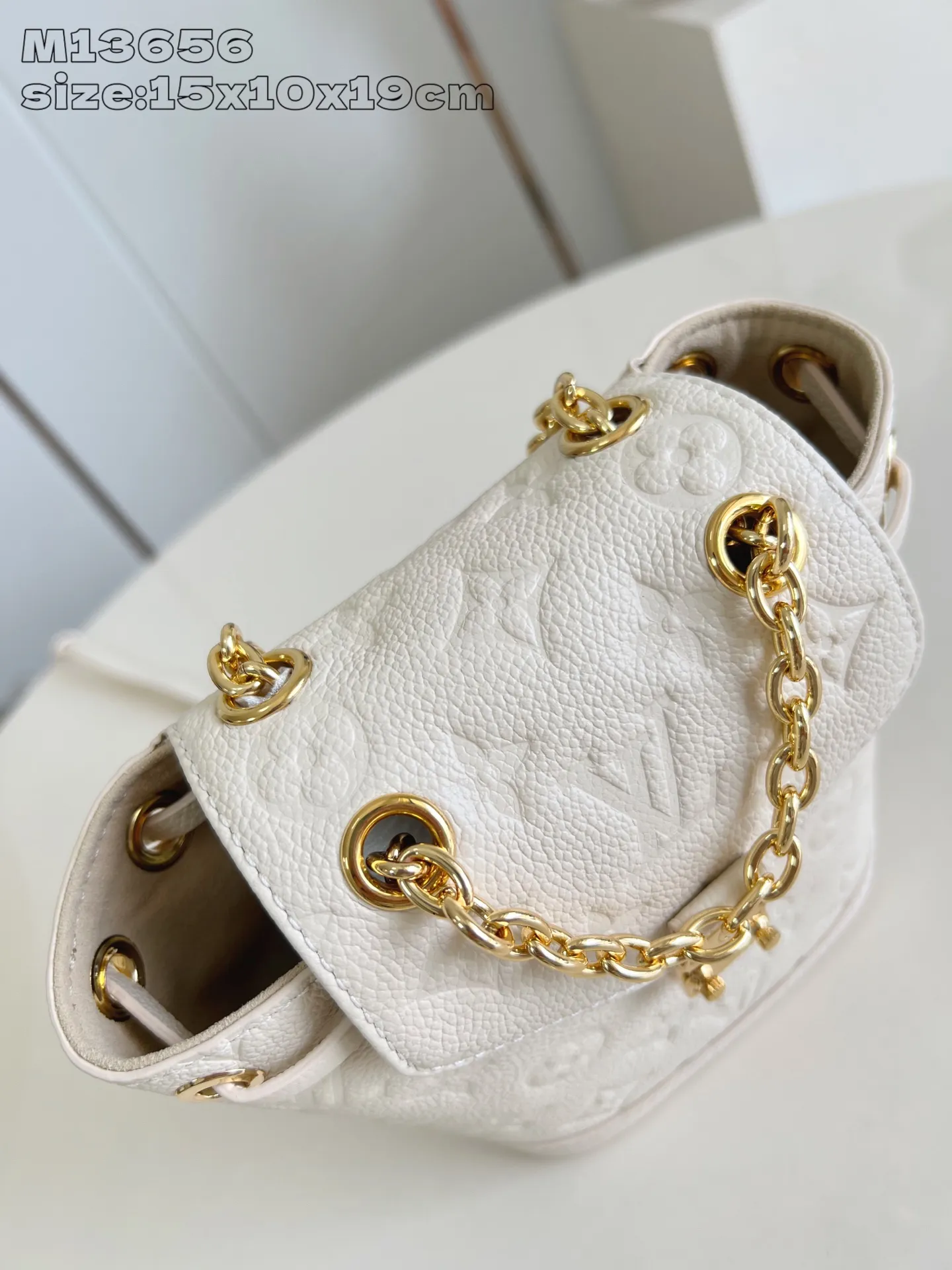 💰900 (top-grain leather) Top-quality original item M13656 White ] M25819 This Nano Noé backpack is made of Monogram Empreinte leather. Its drawstring design and soft outline echo the original configuration, highlighting the eclectic mix of functionality and trend. The dazzling S-lock buckle highlights the details, and the leather shoulder strap can be removed to transform into a mini shoulder bag. 15 x 10 x 19 cm (height x width x length)