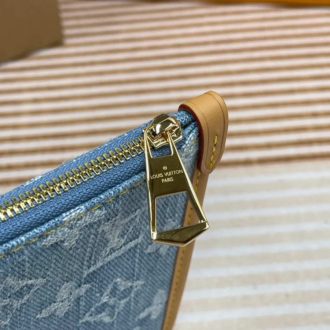 [Upgraded version] P600🐶Upgraded version. High quality. Semi-steel hardware ❣️M46203🐶 Comes with a complete set of packaging [Celebration] Denim denim series CARRYALL small handbag CarryAll small handbag is made of Monogram canvas and leather trim, making it a personal companion for urban life. The generous construction has a neat interior and a large interior pocket adds a functional element. Monogram canvas zippered clutch secured with leather strap. Dimensions: 29 x 24 x 12 cm