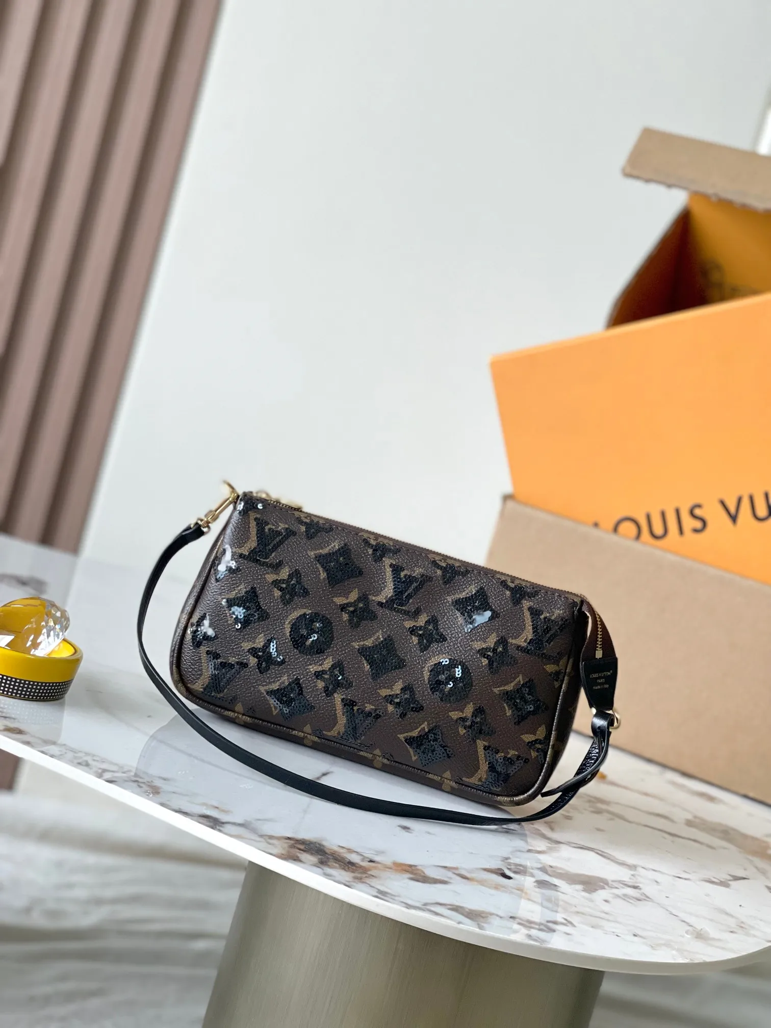 p1080 [Special grade MB163c chip version original leather] This Pochette Accessoires handbag Model: M26473 presbyopia sequins Material: A-grade all-steel hardware, imported original cowhide Packaging: full set of original duty-free MB packaging Size: 23.5x13.5x4cm