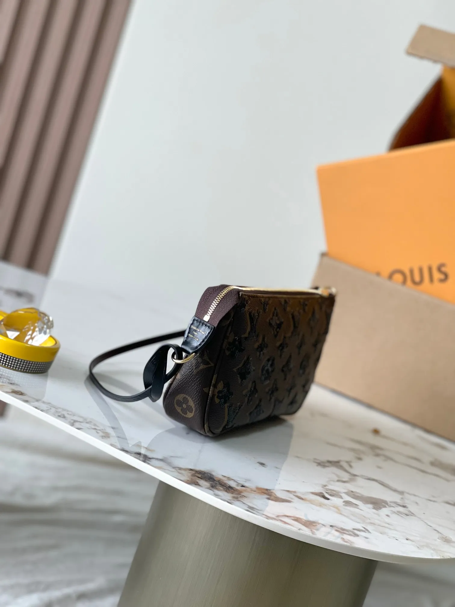 p1080 [Special grade MB163c chip version original leather] This Pochette Accessoires handbag Model: M26473 presbyopia sequins Material: A-grade all-steel hardware, imported original cowhide Packaging: full set of original duty-free MB packaging Size: 23.5x13.5x4cm