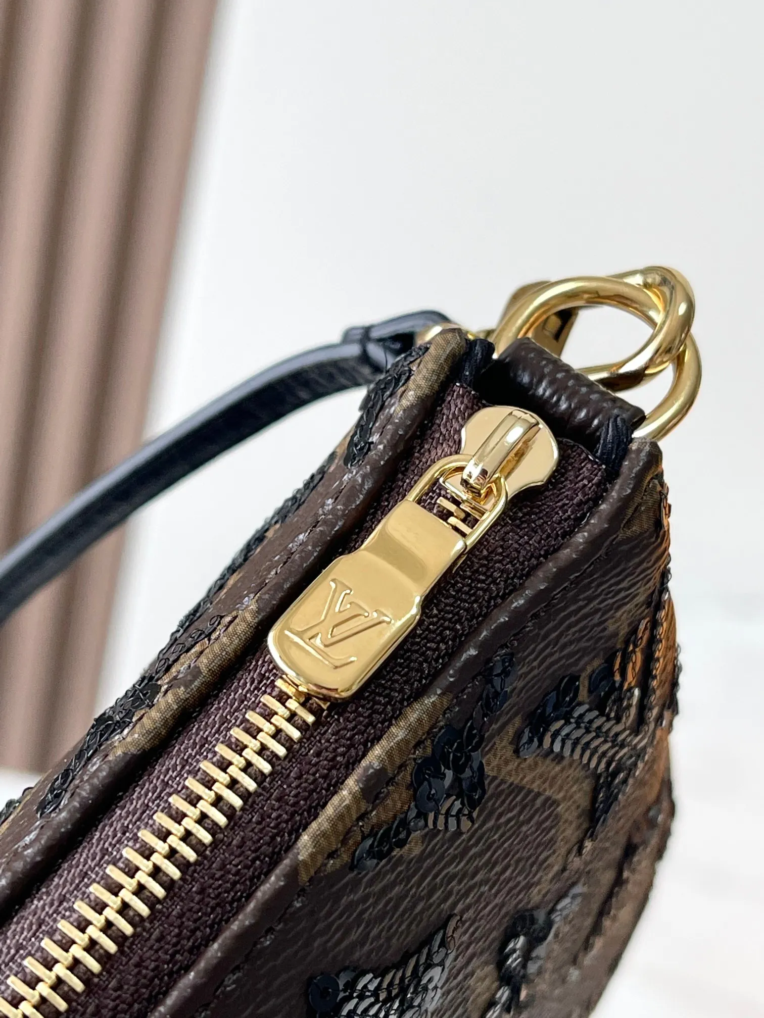 p1080 [Special grade MB163c chip version original leather] This Pochette Accessoires handbag Model: M26473 presbyopia sequins Material: A-grade all-steel hardware, imported original cowhide Packaging: full set of original duty-free MB packaging Size: 23.5x13.5x4cm