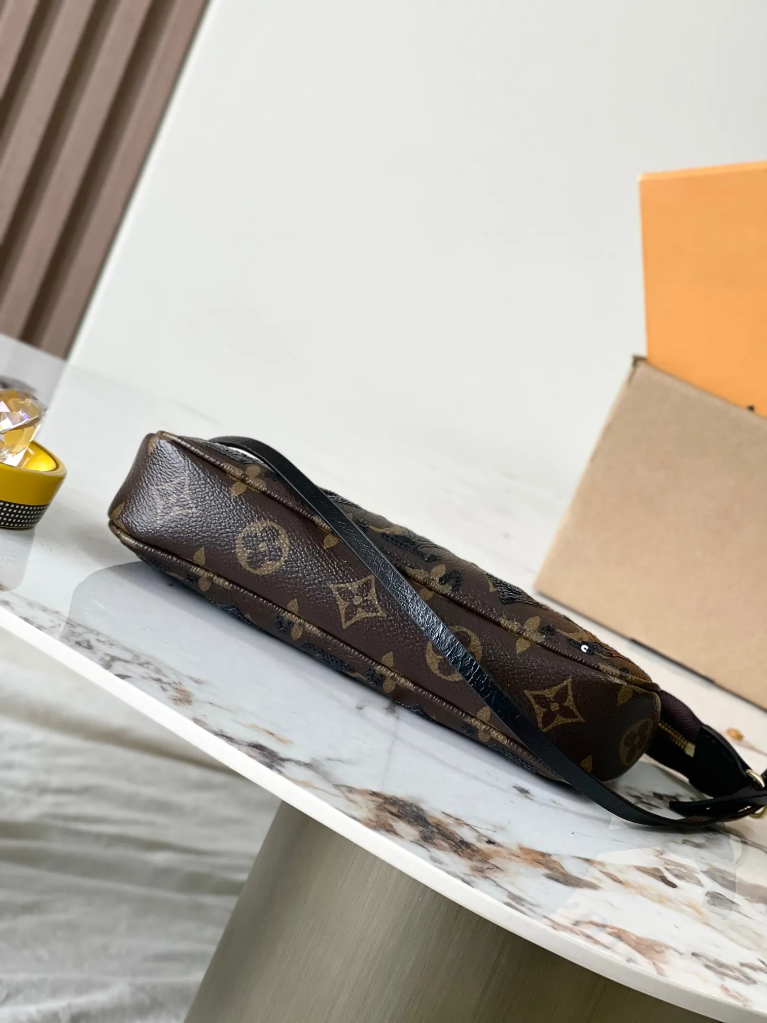 p1080 [Special grade MB163c chip version original leather] This Pochette Accessoires handbag Model: M26473 presbyopia sequins Material: A-grade all-steel hardware, imported original cowhide Packaging: full set of original duty-free MB packaging Size: 23.5x13.5x4cm