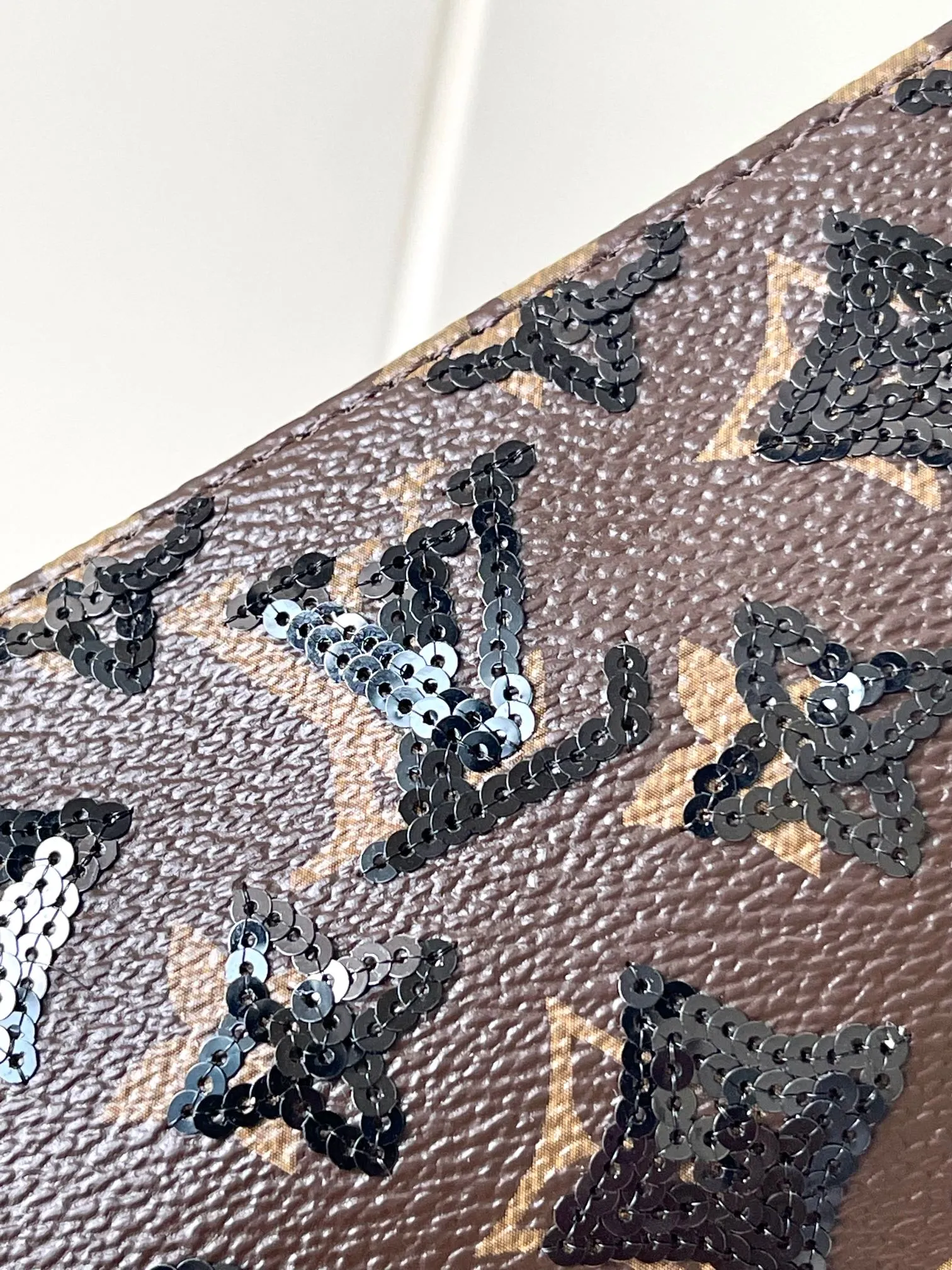 p1080 [Special grade MB163c chip version original leather] This Pochette Accessoires handbag Model: M26473 presbyopia sequins Material: A-grade all-steel hardware, imported original cowhide Packaging: full set of original duty-free MB packaging Size: 23.5x13.5x4cm