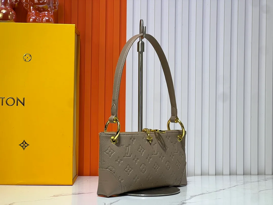 Batch 220💰Upgraded original M12174 This Pochette Sèvres belongs to the LV ski collection and is ready to shine in a "shiny" gun metal tone. It's crafted from signature Monogram Empreinte leather with pale gold hardware for an elegant contrast. The double zip closure features two pendants, one depicting an LV ring and the other displaying a crystal-embellished Monogram flower. Think of it as the perfect après-ski bag. Dimensions: 25 x 13 x 5 cm (length x height x width)