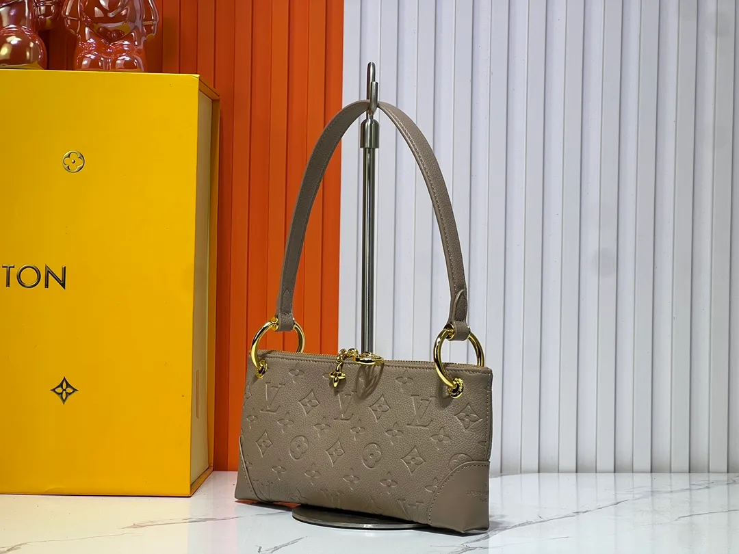 Batch 220💰Upgraded original M12174 This Pochette Sèvres belongs to the LV ski collection and is ready to shine in a "shiny" gun metal tone. It's crafted from signature Monogram Empreinte leather with pale gold hardware for an elegant contrast. The double zip closure features two pendants, one depicting an LV ring and the other displaying a crystal-embellished Monogram flower. Think of it as the perfect après-ski bag. Dimensions: 25 x 13 x 5 cm (length x height x width)