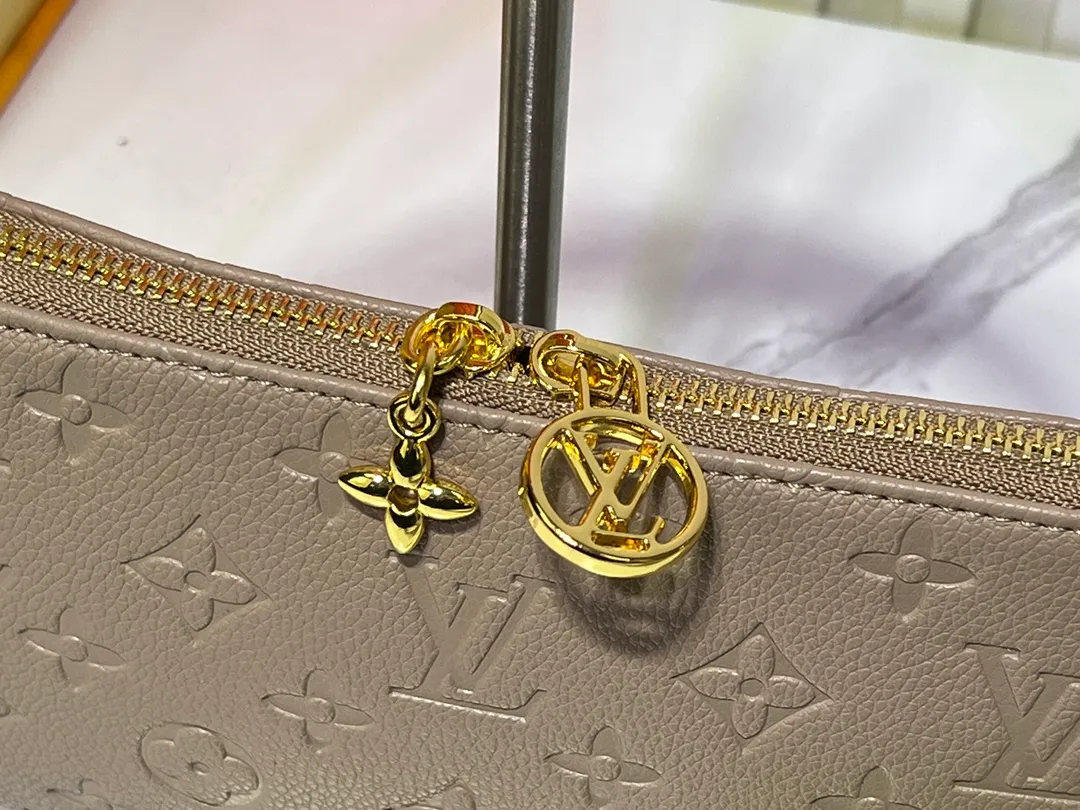 Batch 220💰Upgraded original M12174 This Pochette Sèvres belongs to the LV ski collection and is ready to shine in a "shiny" gun metal tone. It's crafted from signature Monogram Empreinte leather with pale gold hardware for an elegant contrast. The double zip closure features two pendants, one depicting an LV ring and the other displaying a crystal-embellished Monogram flower. Think of it as the perfect après-ski bag. Dimensions: 25 x 13 x 5 cm (length x height x width)
