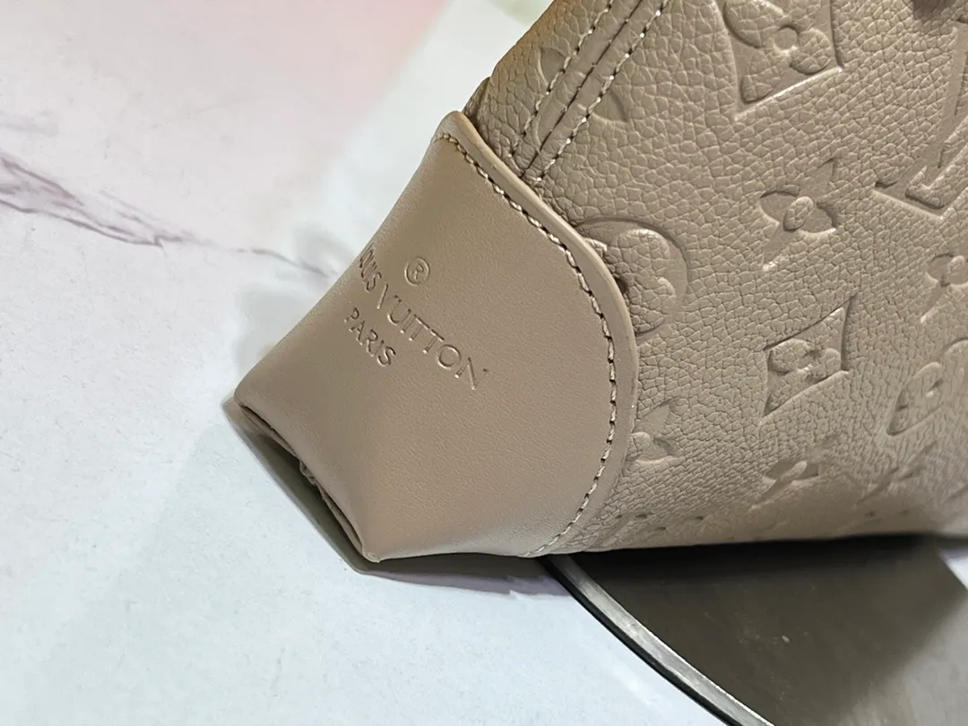 Batch 220💰Upgraded original M12174 This Pochette Sèvres belongs to the LV ski collection and is ready to shine in a "shiny" gun metal tone. It's crafted from signature Monogram Empreinte leather with pale gold hardware for an elegant contrast. The double zip closure features two pendants, one depicting an LV ring and the other displaying a crystal-embellished Monogram flower. Think of it as the perfect après-ski bag. Dimensions: 25 x 13 x 5 cm (length x height x width)