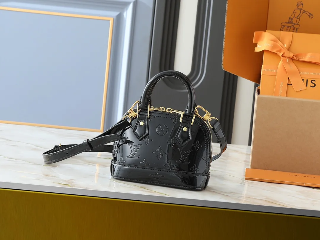 💰220💰Upgraded from the original model, the same Patent Leather Series M82717 M91606 M93595 Alma BB handbag is derived from the classic Louis Vuitton bag designed in 1934. This compact bag easily holds keys, wallet, smartphone and lipstick. Detachable shoulder strap for cross-body wear. This modern version of the bag continues its classic silhouette in Epi leather in bright and inspiring colours. Dimensions: 18x12x8