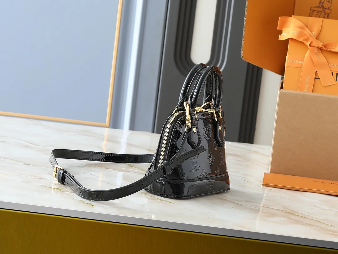 💰220💰Upgraded from the original model, the same Patent Leather Series M82717 M91606 M93595 Alma BB handbag is derived from the classic Louis Vuitton bag designed in 1934. This compact bag easily holds keys, wallet, smartphone and lipstick. Detachable shoulder strap for cross-body wear. This modern version of the bag continues its classic silhouette in Epi leather in bright and inspiring colours. Dimensions: 18x12x8