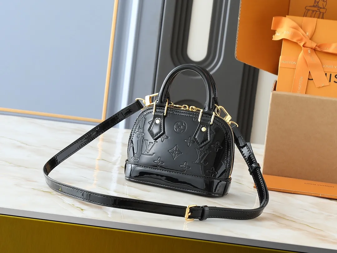 💰220💰Upgraded from the original model, the same Patent Leather Series M82717 M91606 M93595 Alma BB handbag is derived from the classic Louis Vuitton bag designed in 1934. This compact bag easily holds keys, wallet, smartphone and lipstick. Detachable shoulder strap for cross-body wear. This modern version of the bag continues its classic silhouette in Epi leather in bright and inspiring colours. Dimensions: 18x12x8