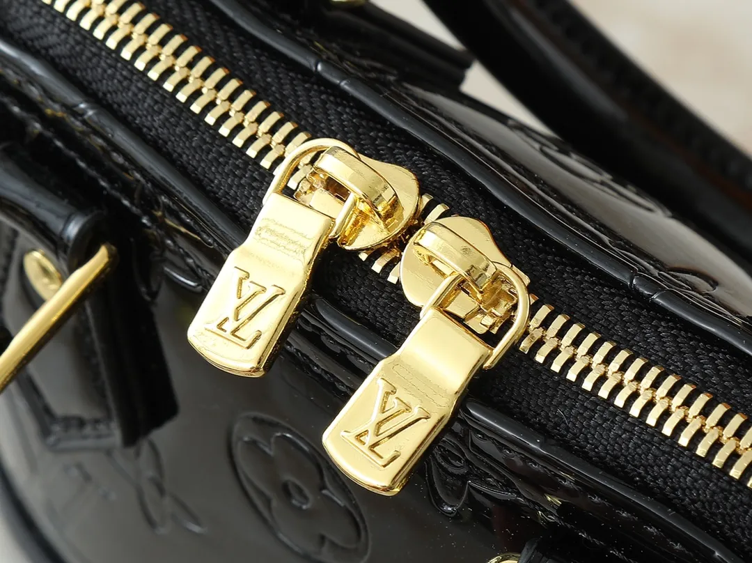 💰220💰Upgraded from the original model, the same Patent Leather Series M82717 M91606 M93595 Alma BB handbag is derived from the classic Louis Vuitton bag designed in 1934. This compact bag easily holds keys, wallet, smartphone and lipstick. Detachable shoulder strap for cross-body wear. This modern version of the bag continues its classic silhouette in Epi leather in bright and inspiring colours. Dimensions: 18x12x8