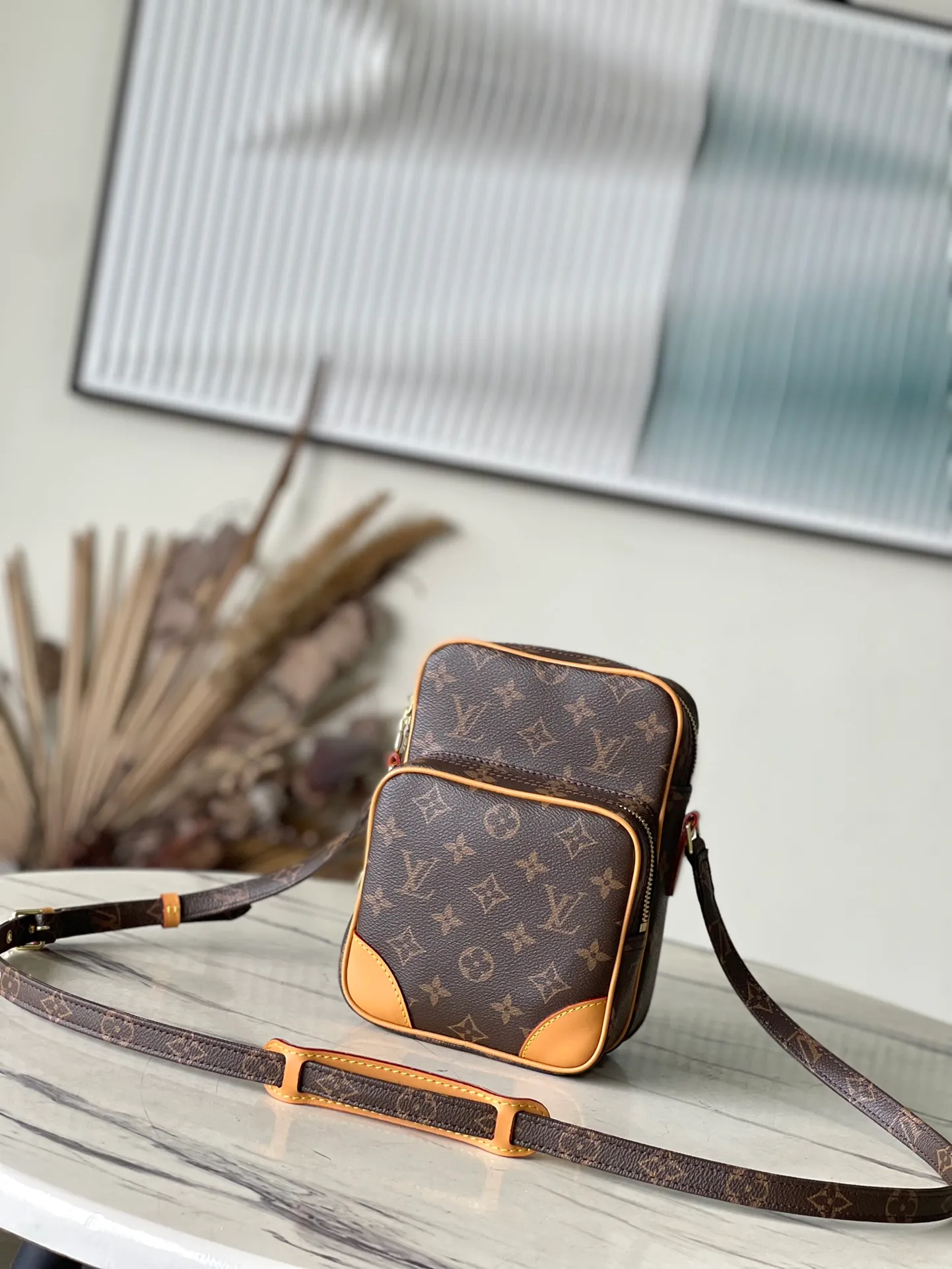 💰840 Top Original Order M45236 Yellow Leather Classic Reporter Bag Reporter Bag Men's Shoulder Bag. This handbag is made of Monogram canvas and color-changing leather patches. The color is bright and full, and the style is lively, making the classic design look unique. Size: 20X15x10cm