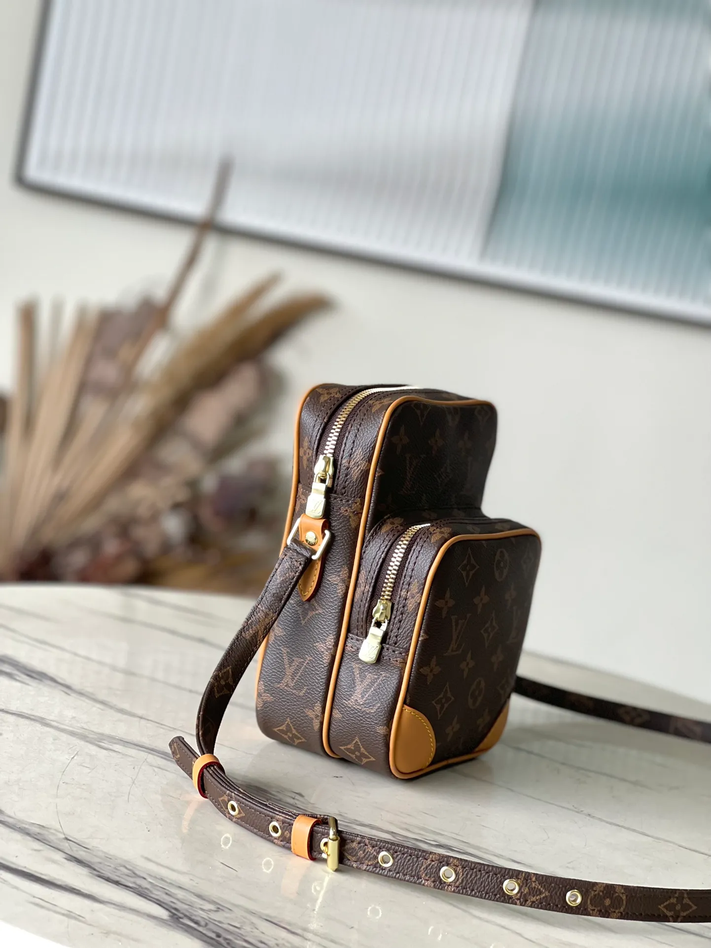 💰840 Top Original Order M45236 Yellow Leather Classic Reporter Bag Reporter Bag Men's Shoulder Bag. This handbag is made of Monogram canvas and color-changing leather patches. The color is bright and full, and the style is lively, making the classic design look unique. Size: 20X15x10cm
