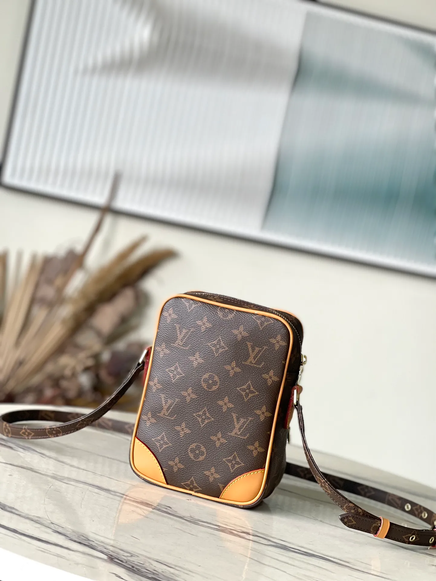 💰840 Top Original Order M45236 Yellow Leather Classic Reporter Bag Reporter Bag Men's Shoulder Bag. This handbag is made of Monogram canvas and color-changing leather patches. The color is bright and full, and the style is lively, making the classic design look unique. Size: 20X15x10cm
