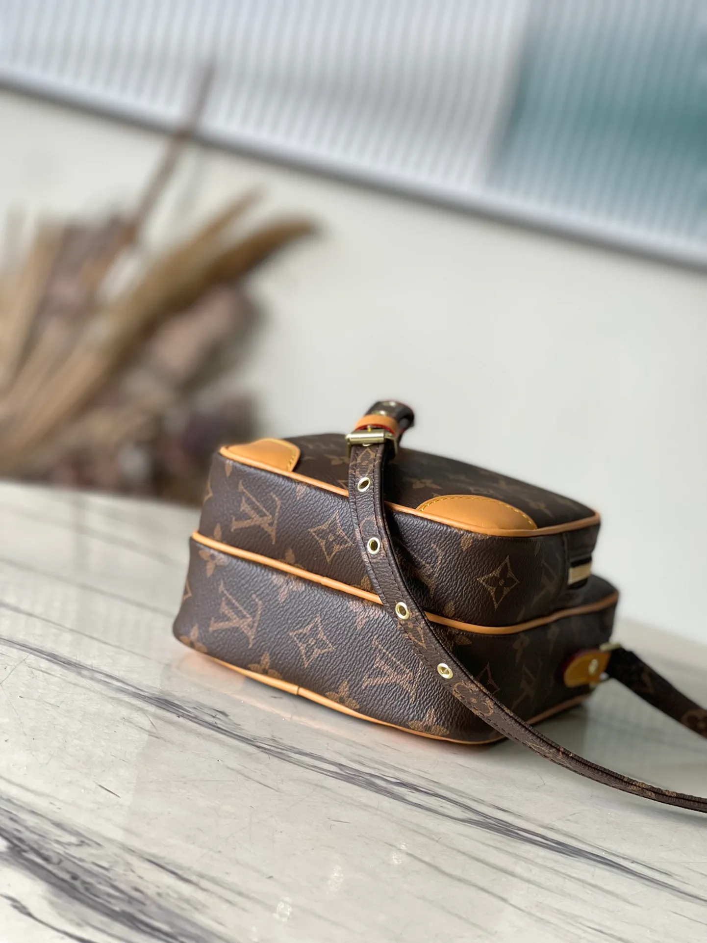 💰840 Top Original Order M45236 Yellow Leather Classic Reporter Bag Reporter Bag Men's Shoulder Bag. This handbag is made of Monogram canvas and color-changing leather patches. The color is bright and full, and the style is lively, making the classic design look unique. Size: 20X15x10cm
