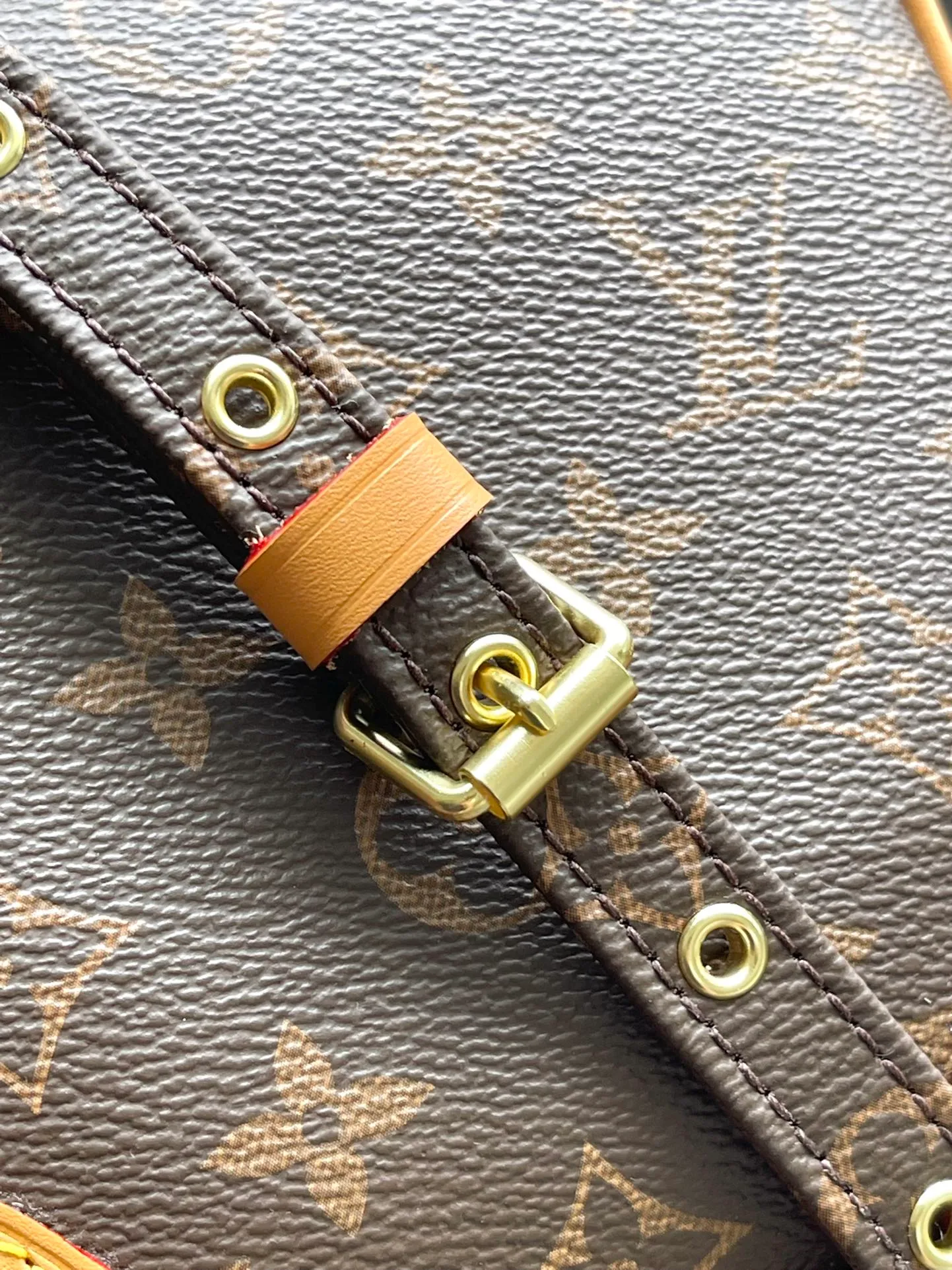 💰840 Top Original Order M45236 Yellow Leather Classic Reporter Bag Reporter Bag Men's Shoulder Bag. This handbag is made of Monogram canvas and color-changing leather patches. The color is bright and full, and the style is lively, making the classic design look unique. Size: 20X15x10cm