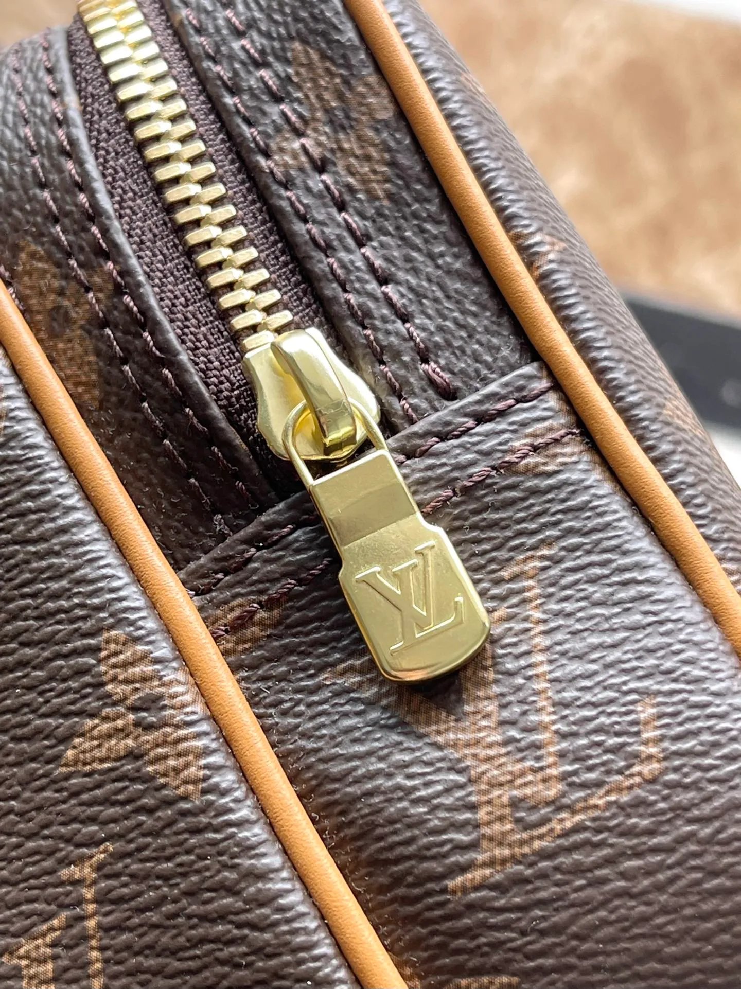 💰840 Top Original Order M45236 Yellow Leather Classic Reporter Bag Reporter Bag Men's Shoulder Bag. This handbag is made of Monogram canvas and color-changing leather patches. The color is bright and full, and the style is lively, making the classic design look unique. Size: 20X15x10cm