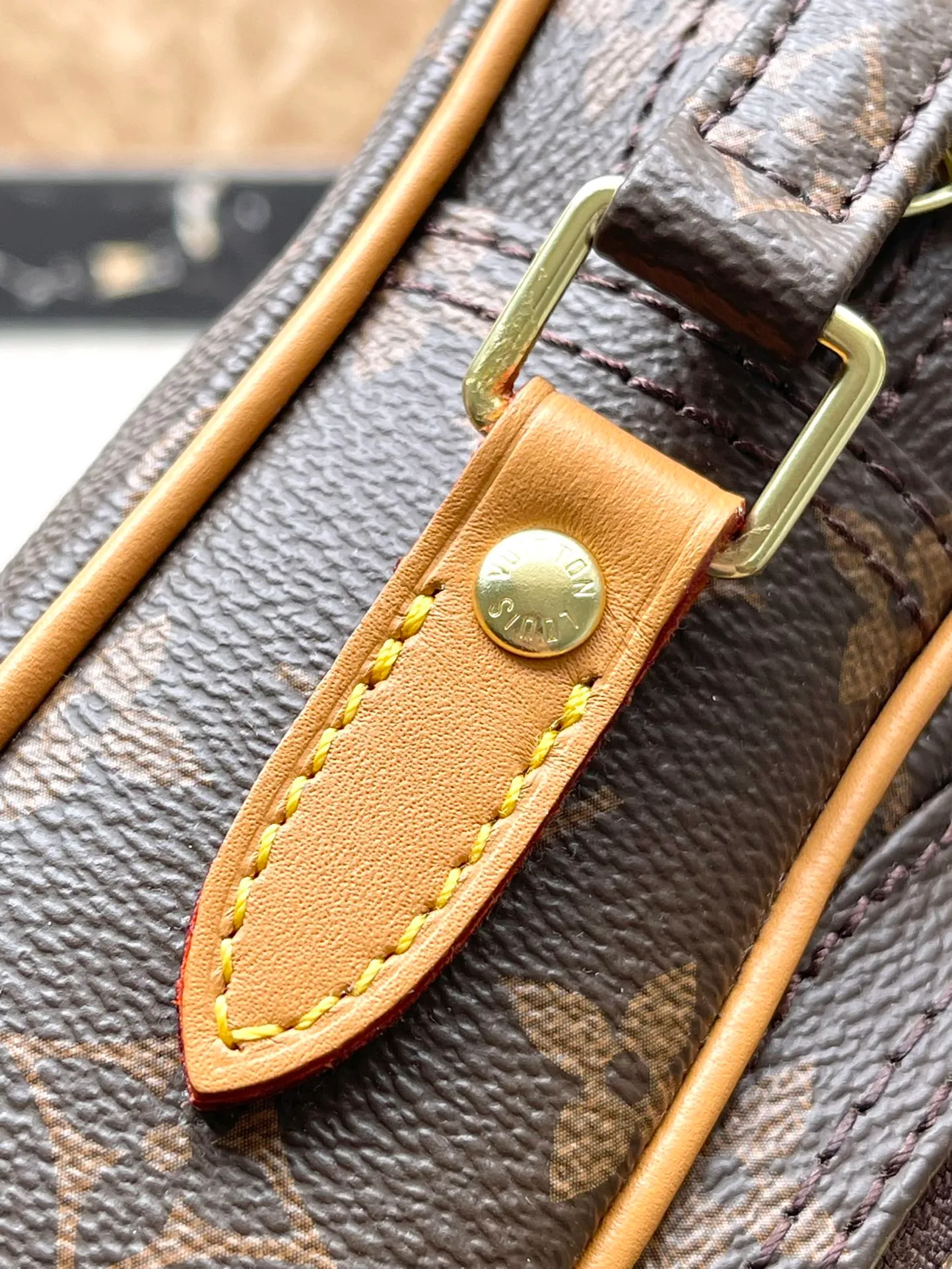 💰840 Top Original Order M45236 Yellow Leather Classic Reporter Bag Reporter Bag Men's Shoulder Bag. This handbag is made of Monogram canvas and color-changing leather patches. The color is bright and full, and the style is lively, making the classic design look unique. Size: 20X15x10cm