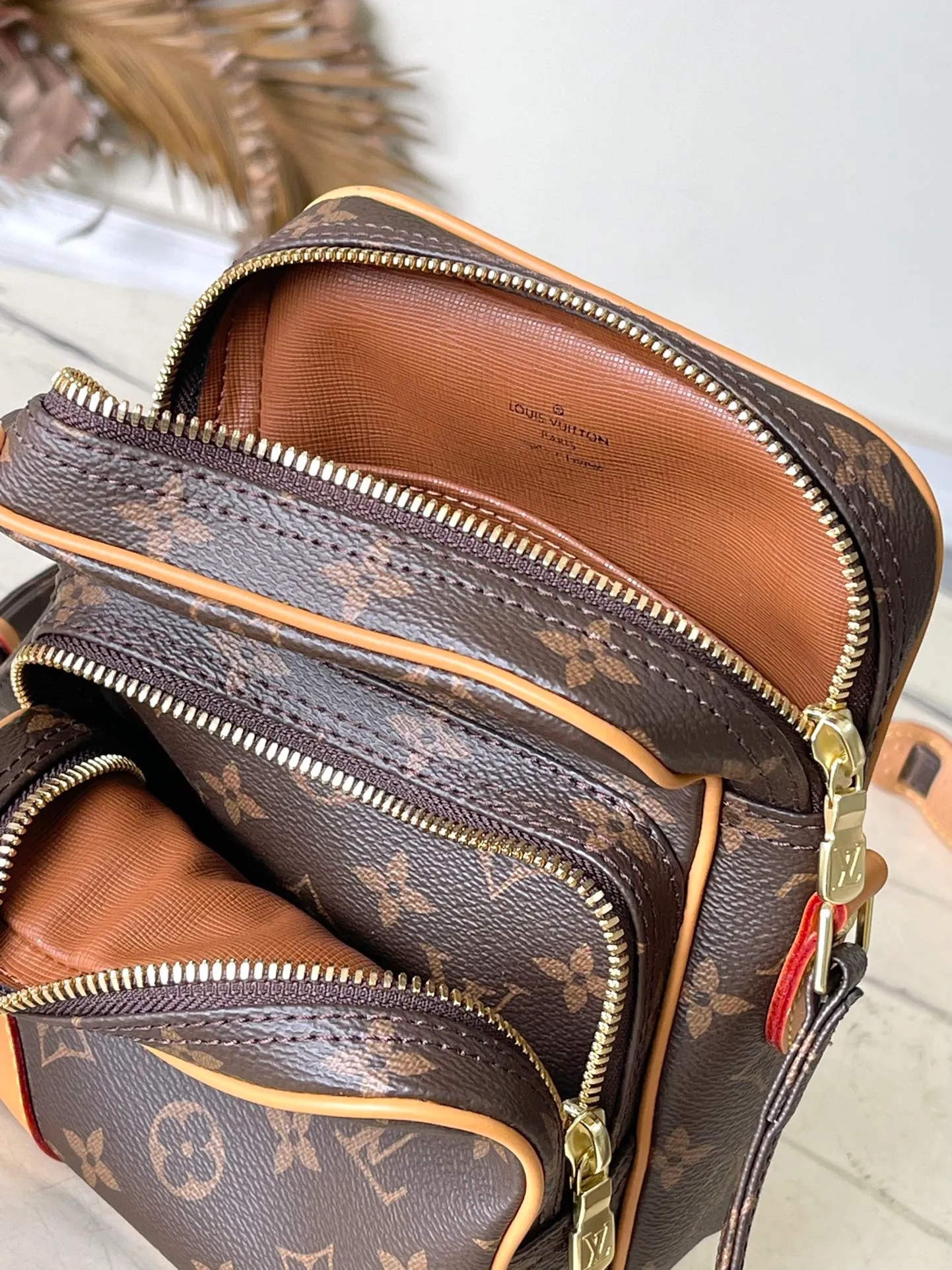 💰840 Top Original Order M45236 Yellow Leather Classic Reporter Bag Reporter Bag Men's Shoulder Bag. This handbag is made of Monogram canvas and color-changing leather patches. The color is bright and full, and the style is lively, making the classic design look unique. Size: 20X15x10cm