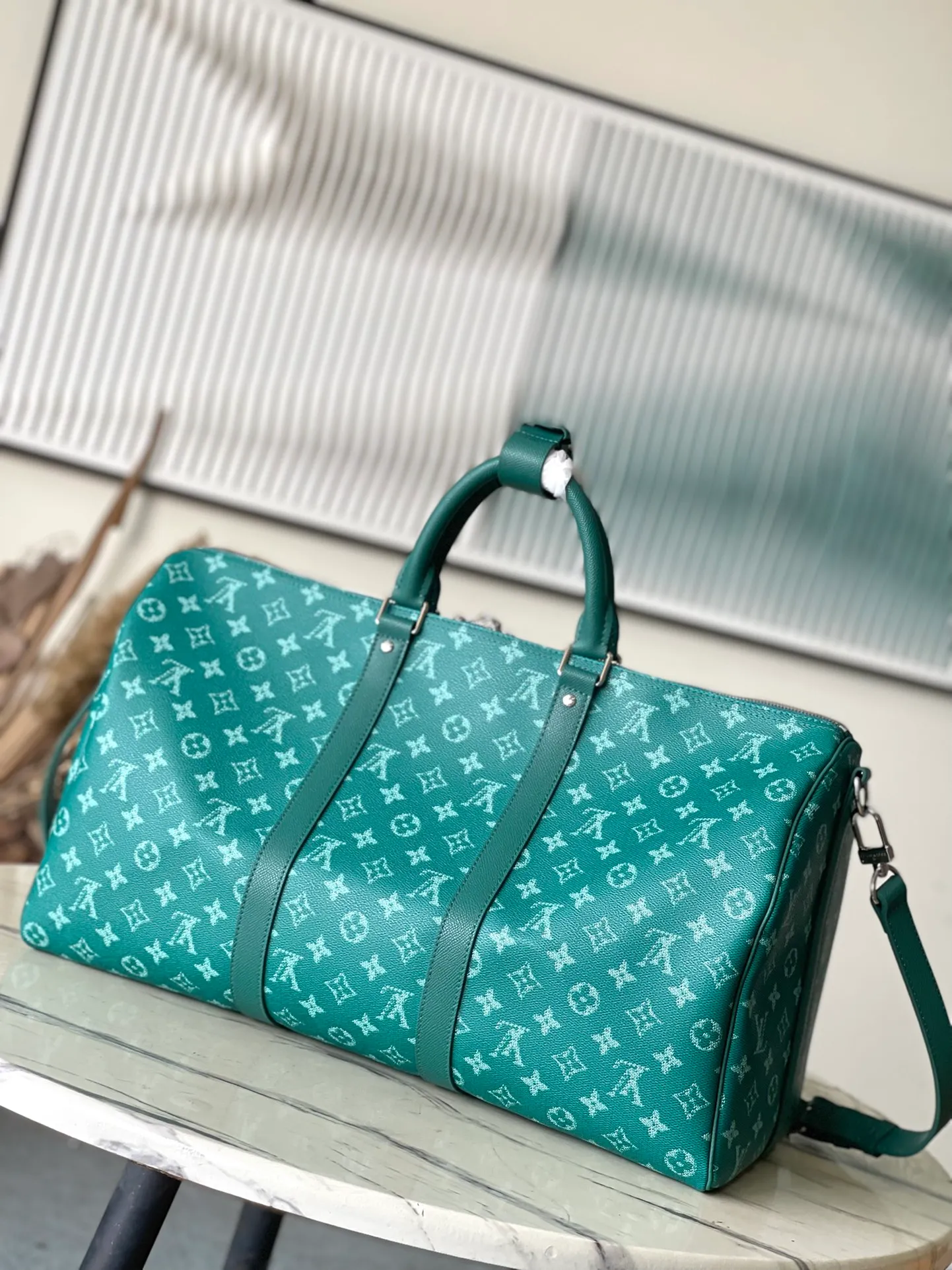 💰1280 Top Original Order M41416 Green Flower. KEEPALL 50 Travel Bag (With Shoulder Strap) Men's Art Director Virgil Abloh uses a novel design concept to inject a fresh breath into the brand's beloved KEEPALL 50 travel bag, which is classic and even more stunning. The iconic Monogram pattern is paired with sulfur gold hardware to create an urban style. The detachable leather shoulder strap comes with a hanging chain, making it more fashionable and versatile. Dimensions: 50.0x 29.0x 23.0 cm (length x height x width).