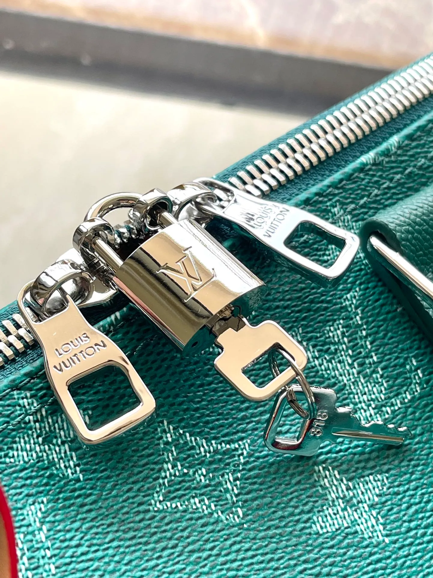 💰1280 Top Original Order M41416 Green Flower. KEEPALL 50 Travel Bag (With Shoulder Strap) Men's Art Director Virgil Abloh uses a novel design concept to inject a fresh breath into the brand's beloved KEEPALL 50 travel bag, which is classic and even more stunning. The iconic Monogram pattern is paired with sulfur gold hardware to create an urban style. The detachable leather shoulder strap comes with a hanging chain, making it more fashionable and versatile. Dimensions: 50.0x 29.0x 23.0 cm (length x height x width).
