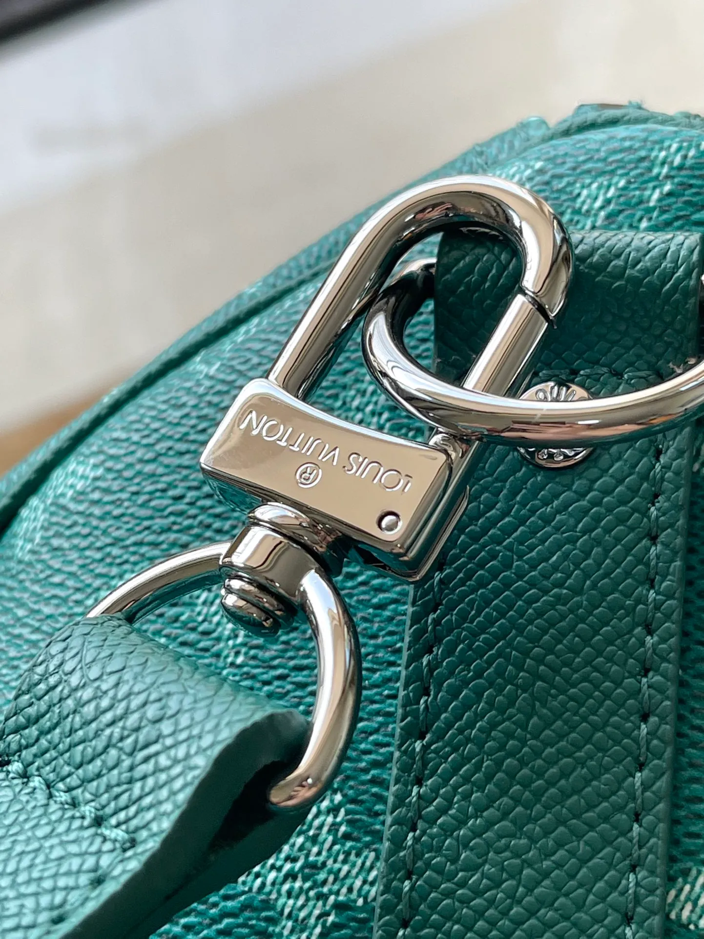 💰1280 Top Original Order M41416 Green Flower. KEEPALL 50 Travel Bag (With Shoulder Strap) Men's Art Director Virgil Abloh uses a novel design concept to inject a fresh breath into the brand's beloved KEEPALL 50 travel bag, which is classic and even more stunning. The iconic Monogram pattern is paired with sulfur gold hardware to create an urban style. The detachable leather shoulder strap comes with a hanging chain, making it more fashionable and versatile. Dimensions: 50.0x 29.0x 23.0 cm (length x height x width).