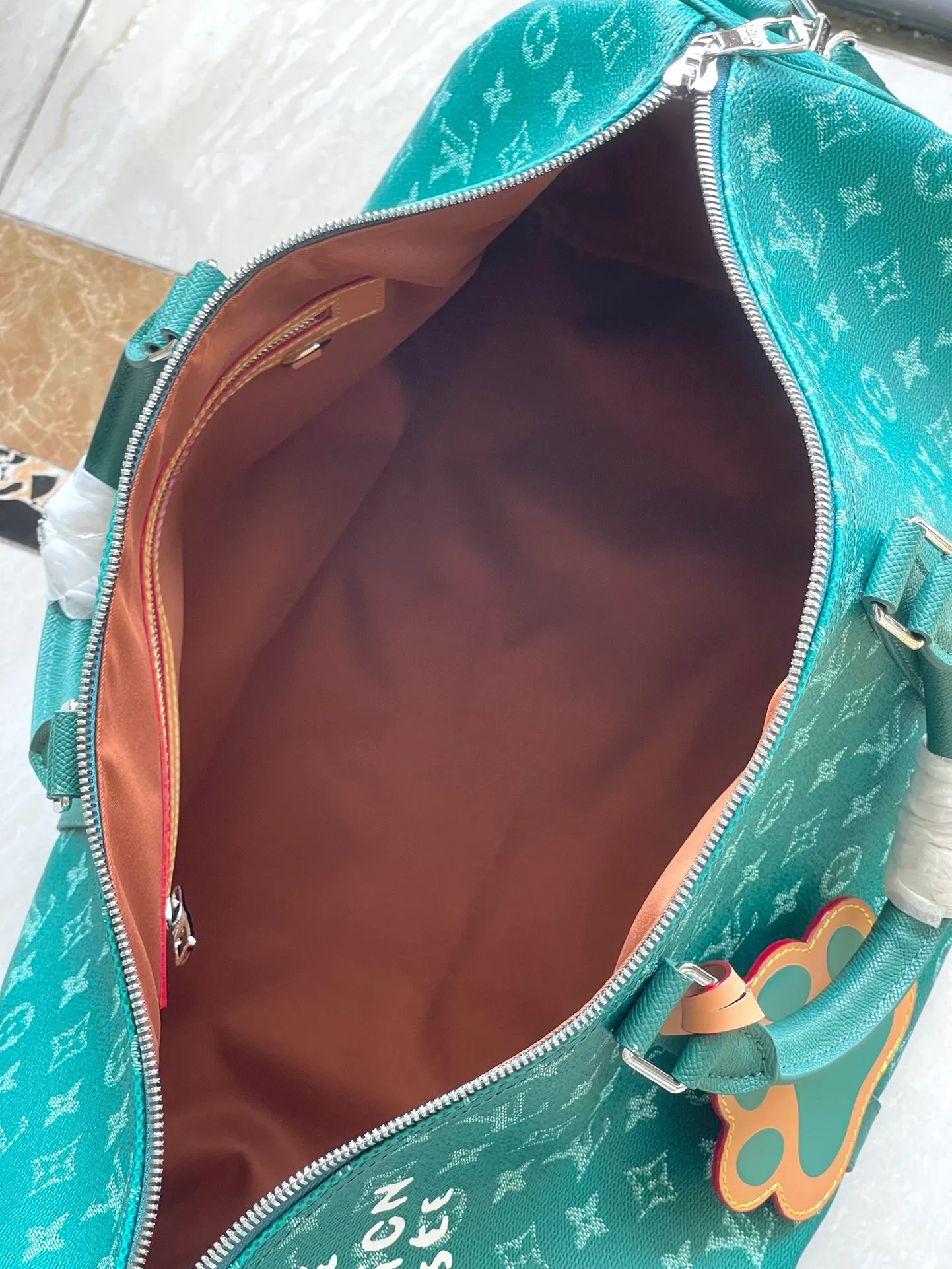 💰1280 Top Original Order M41416 Green Flower. KEEPALL 50 Travel Bag (With Shoulder Strap) Men's Art Director Virgil Abloh uses a novel design concept to inject a fresh breath into the brand's beloved KEEPALL 50 travel bag, which is classic and even more stunning. The iconic Monogram pattern is paired with sulfur gold hardware to create an urban style. The detachable leather shoulder strap comes with a hanging chain, making it more fashionable and versatile. Dimensions: 50.0x 29.0x 23.0 cm (length x height x width).