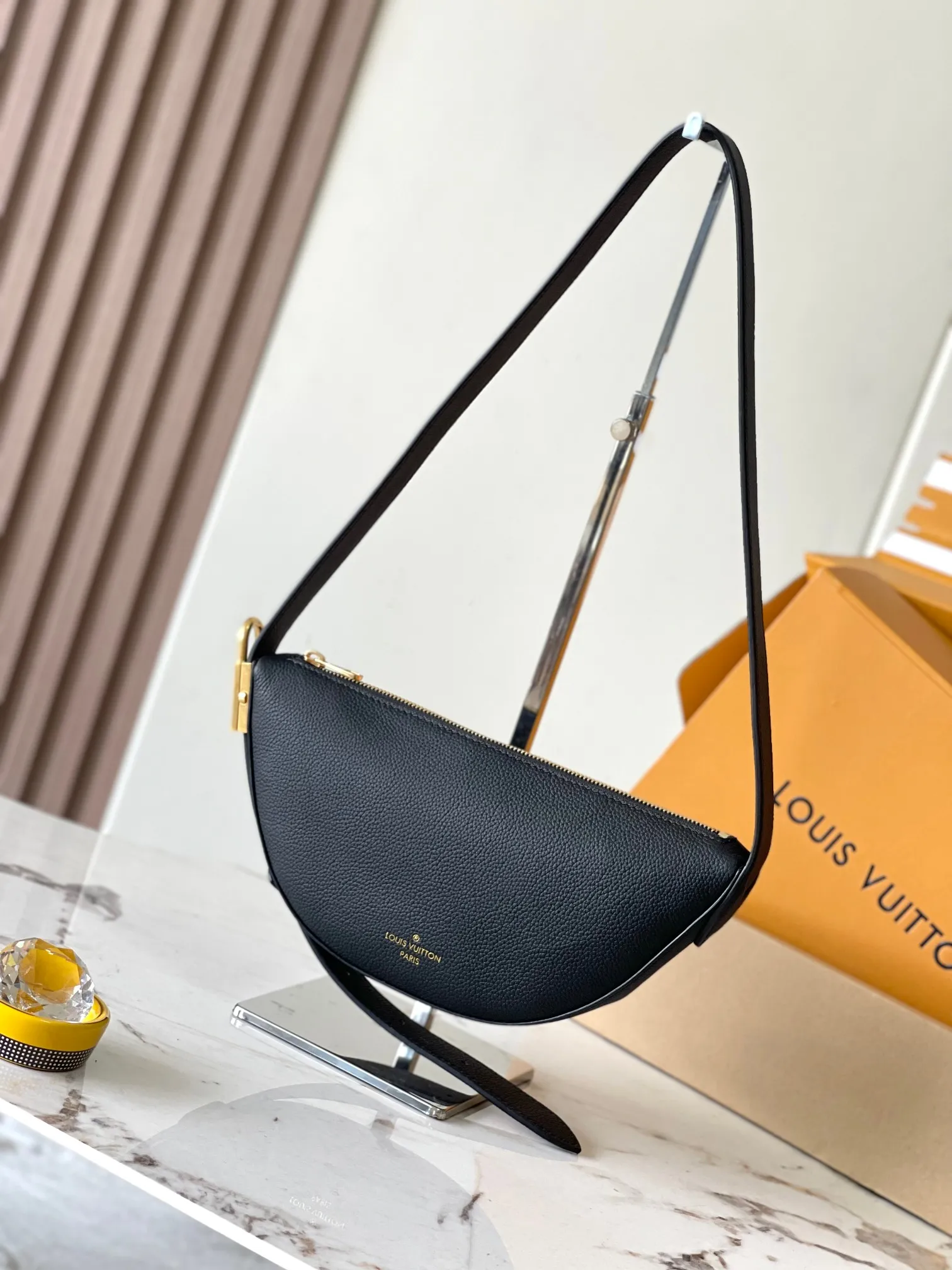 💰2200 [Special grade MB chip version original leather] Low Key bumbag uses soft cow leather to outline simple and elegant lines, and is paired with suede lining to release a trendy atmosphere, showing the brand's exquisite craftsmanship. Model: M11429 dynamic chip version Material: A-grade all-steel hardware, imported original fabric Packaging: full set of original factory duty-free MB packaging Size: 28*13*5.5CM