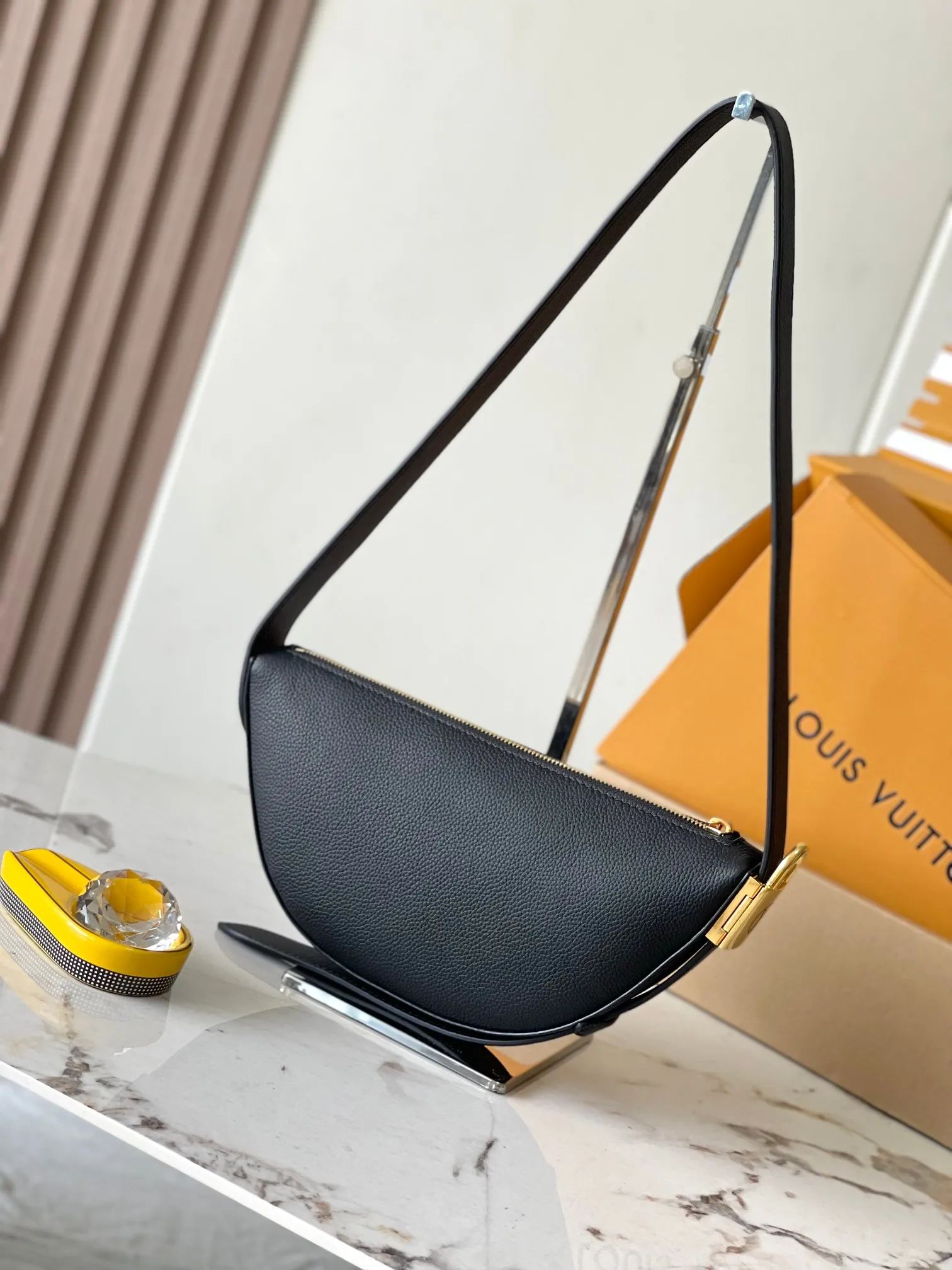 💰2200 [Special grade MB chip version original leather] Low Key bumbag uses soft cow leather to outline simple and elegant lines, and is paired with suede lining to release a trendy atmosphere, showing the brand's exquisite craftsmanship. Model: M11429 dynamic chip version Material: A-grade all-steel hardware, imported original fabric Packaging: full set of original factory duty-free MB packaging Size: 28*13*5.5CM
