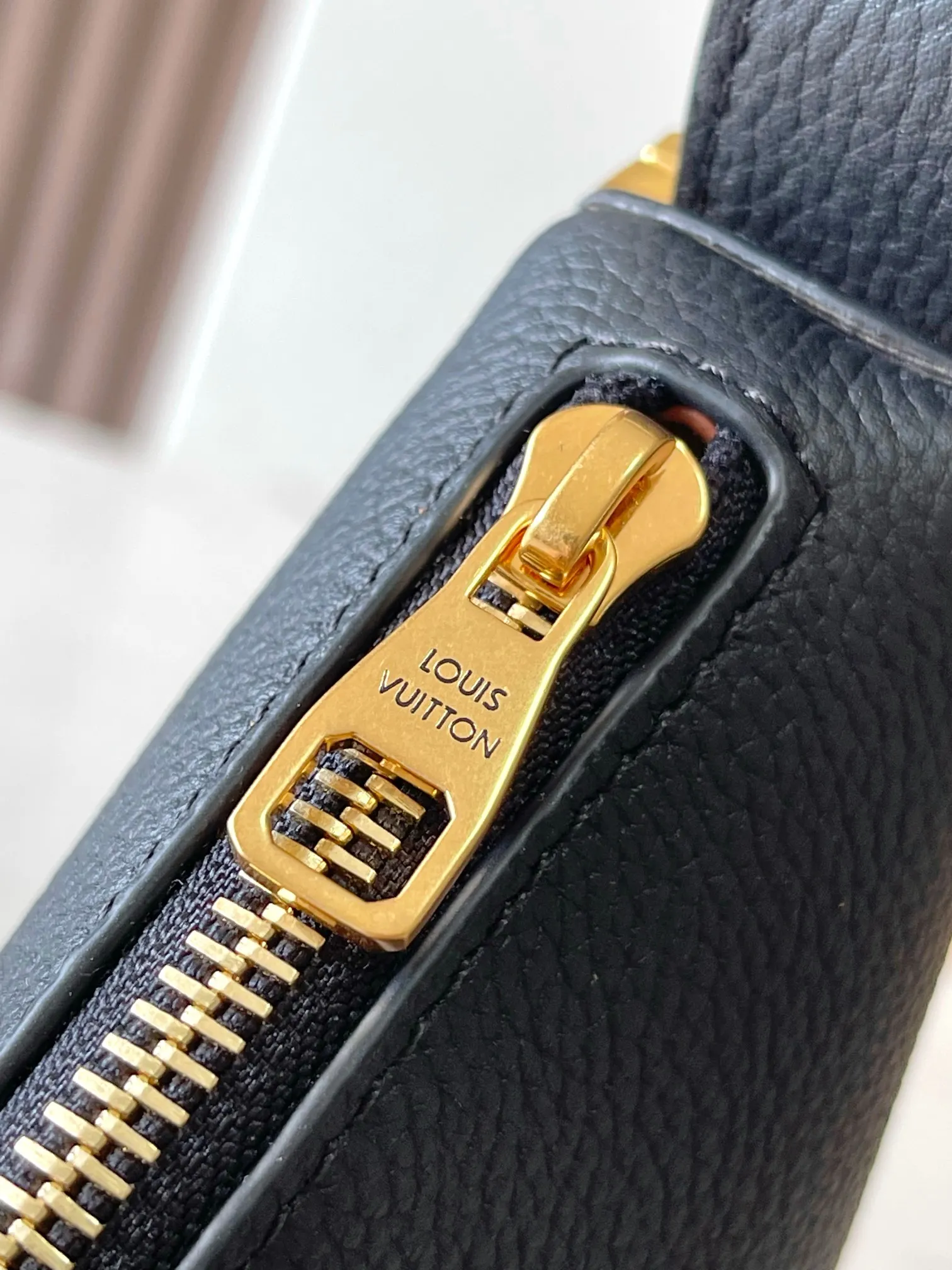 💰2200 [Special grade MB chip version original leather] Low Key bumbag uses soft cow leather to outline simple and elegant lines, and is paired with suede lining to release a trendy atmosphere, showing the brand's exquisite craftsmanship. Model: M11429 dynamic chip version Material: A-grade all-steel hardware, imported original fabric Packaging: full set of original factory duty-free MB packaging Size: 28*13*5.5CM