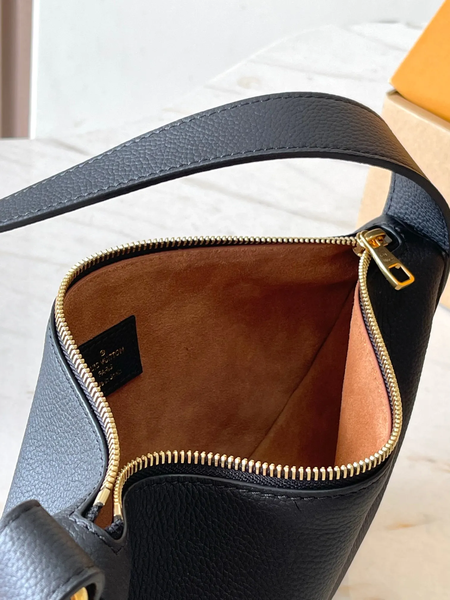 💰2200 [Special grade MB chip version original leather] Low Key bumbag uses soft cow leather to outline simple and elegant lines, and is paired with suede lining to release a trendy atmosphere, showing the brand's exquisite craftsmanship. Model: M11429 dynamic chip version Material: A-grade all-steel hardware, imported original fabric Packaging: full set of original factory duty-free MB packaging Size: 28*13*5.5CM