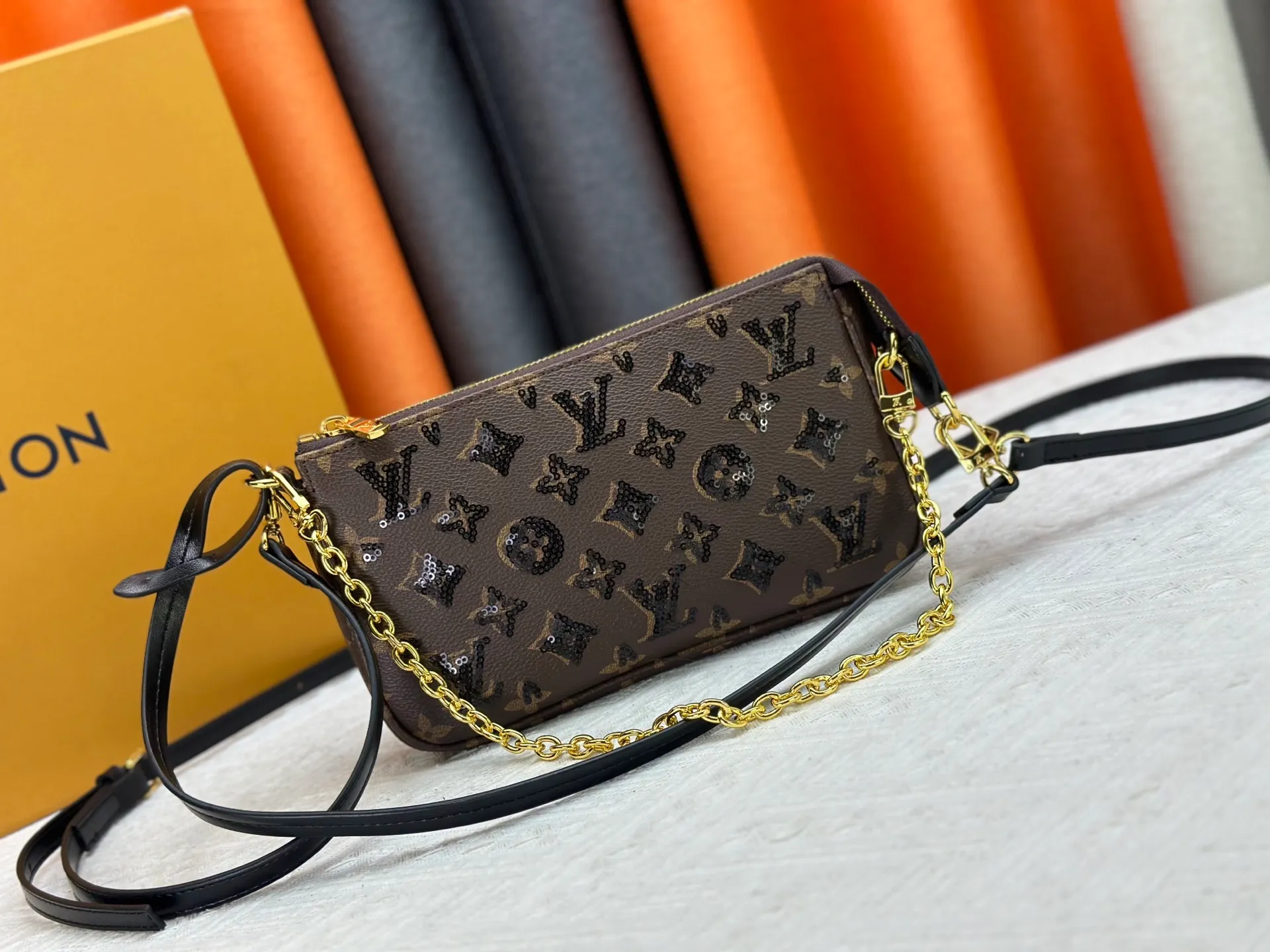 P280 Upgraded original M82962 Mahjong bag series Pochettep Accessories Mila Mahjong bag M40712 denim accessory bag This accessory bag can be described as an eternal classic style. It is made of Monogram denim canvas and is suitable for daily use. Detailed features 23.5 x 13.5 x 4 cm