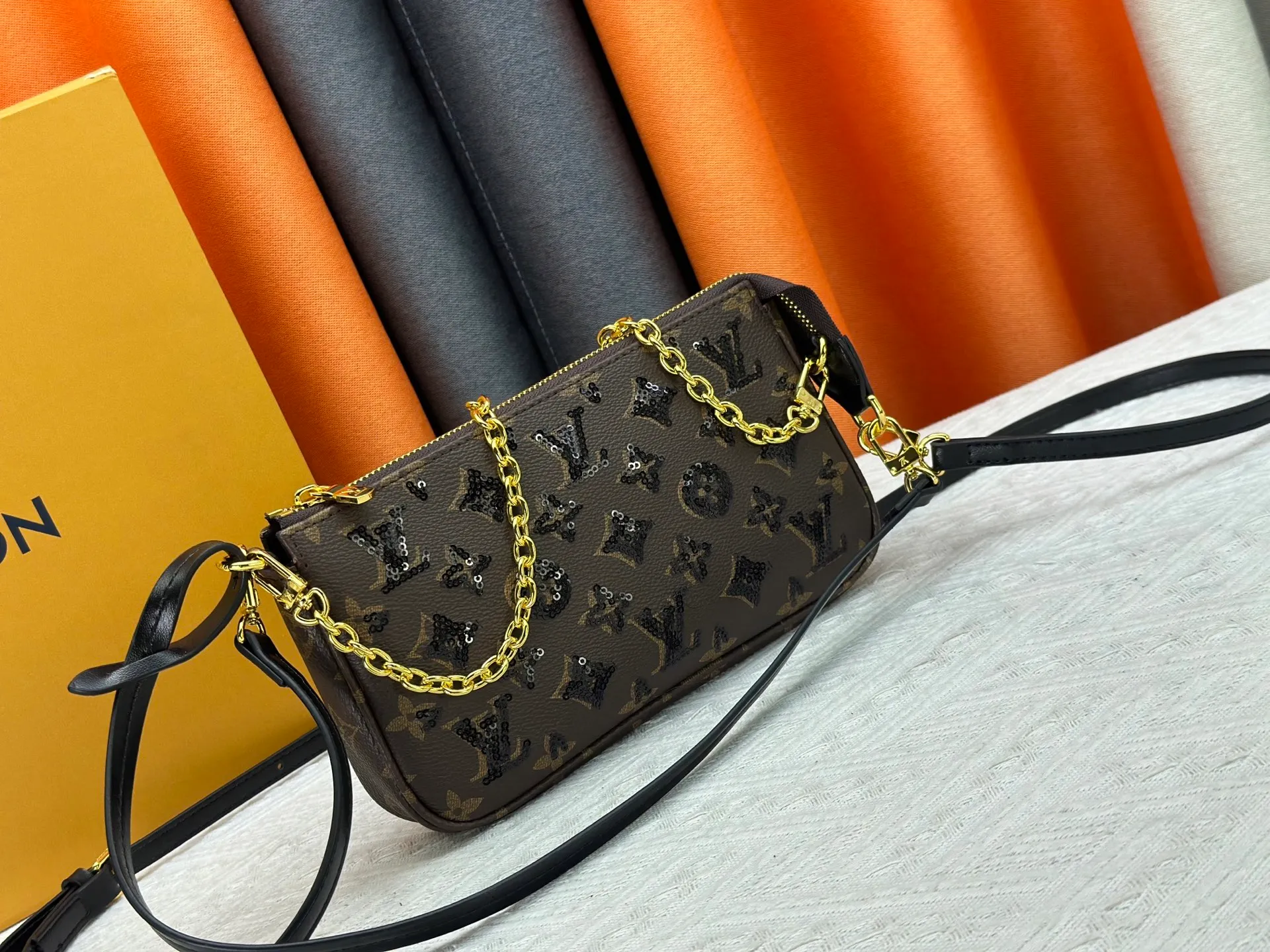 P280 Upgraded original M82962 Mahjong bag series Pochettep Accessories Mila Mahjong bag M40712 denim accessory bag This accessory bag can be described as an eternal classic style. It is made of Monogram denim canvas and is suitable for daily use. Detailed features 23.5 x 13.5 x 4 cm