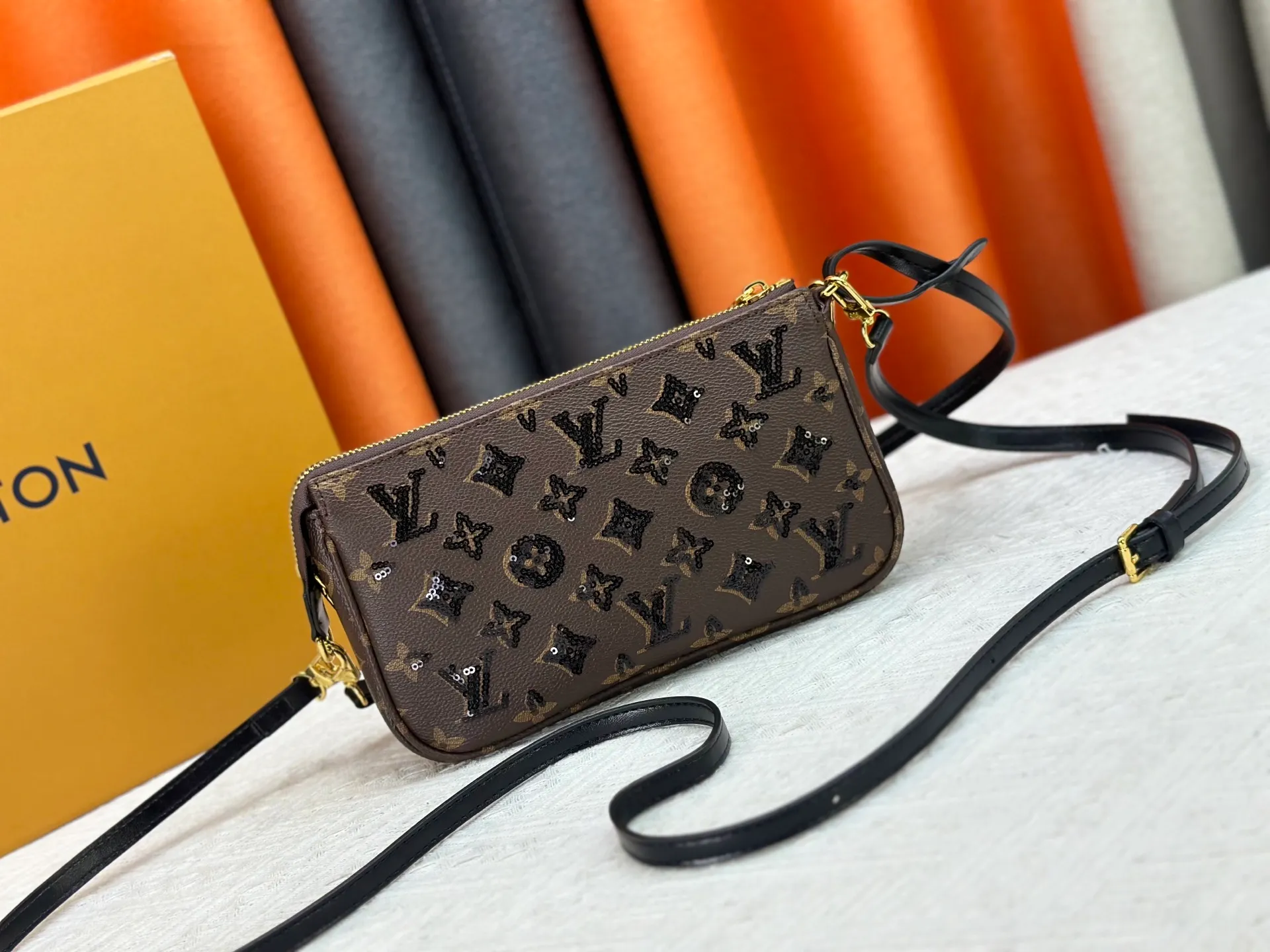 P280 Upgraded original M82962 Mahjong bag series Pochettep Accessories Mila Mahjong bag M40712 denim accessory bag This accessory bag can be described as an eternal classic style. It is made of Monogram denim canvas and is suitable for daily use. Detailed features 23.5 x 13.5 x 4 cm