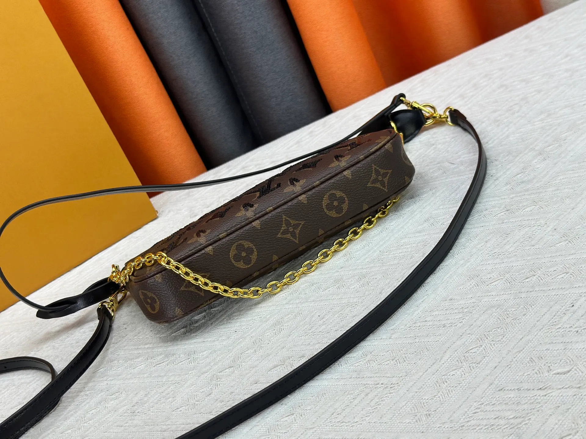 P280 Upgraded original M82962 Mahjong bag series Pochettep Accessories Mila Mahjong bag M40712 denim accessory bag This accessory bag can be described as an eternal classic style. It is made of Monogram denim canvas and is suitable for daily use. Detailed features 23.5 x 13.5 x 4 cm
