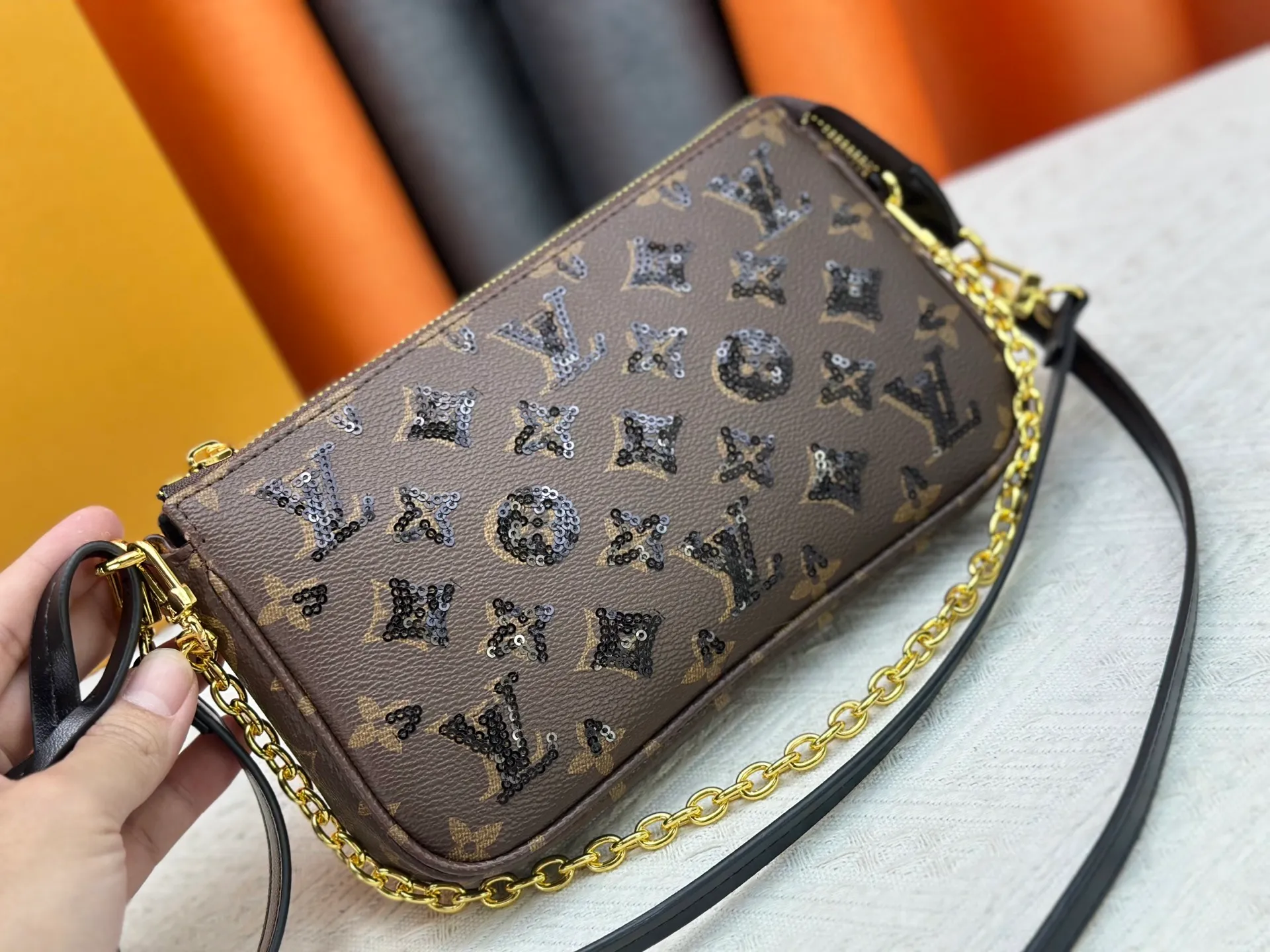P280 Upgraded original M82962 Mahjong bag series Pochettep Accessories Mila Mahjong bag M40712 denim accessory bag This accessory bag can be described as an eternal classic style. It is made of Monogram denim canvas and is suitable for daily use. Detailed features 23.5 x 13.5 x 4 cm