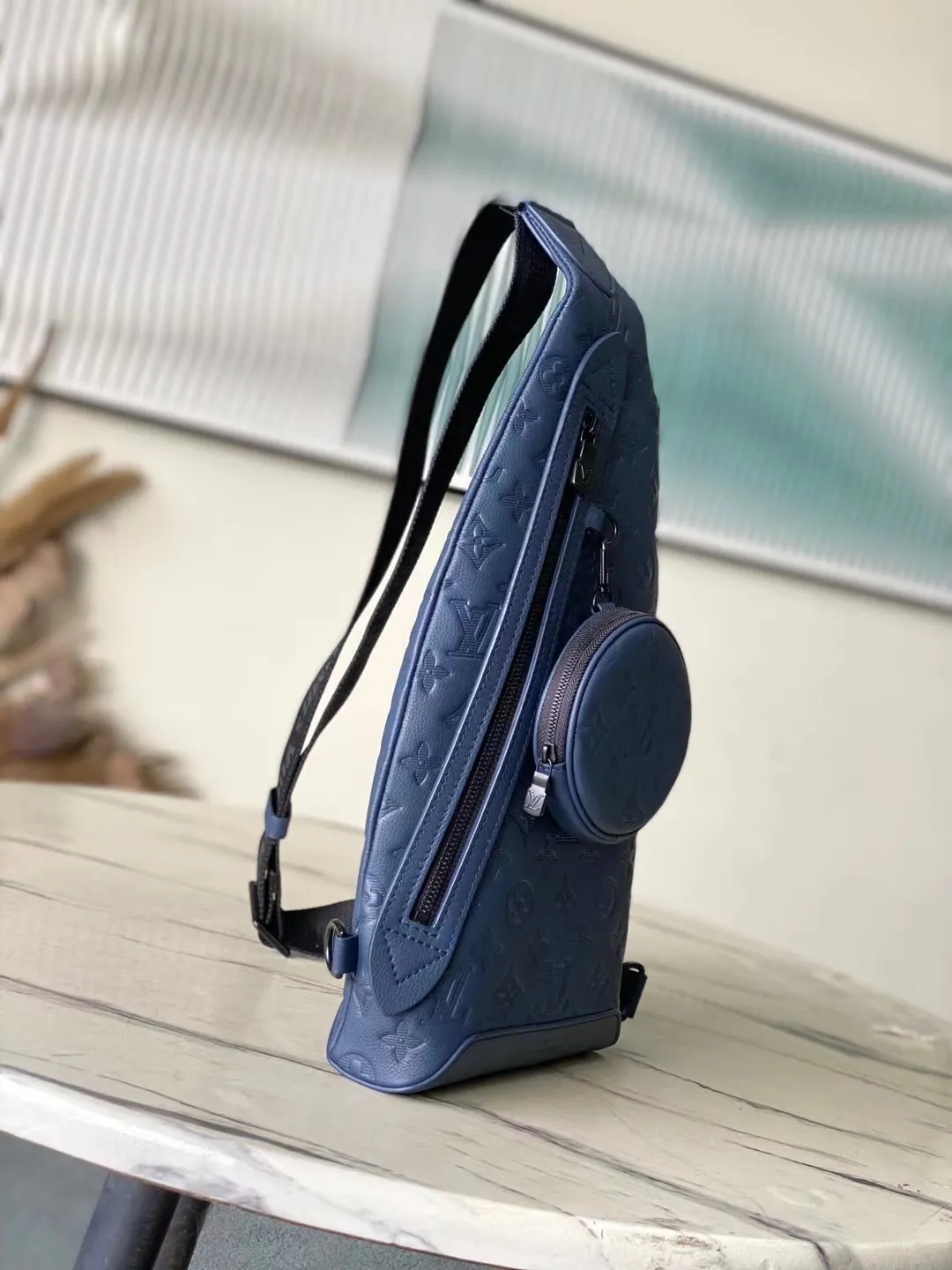 💰1100 (top layer leather) top original M24467 dark blue Monogram Shadow Jm embossed calfskin brings masculine sophistication to the unique Duo Slingbag. The bag's unusual shape and removable round pouch with zipper make it instantly recognizable. It has a zippered pocket on the side. The adjustable shoulder strap can be worn on the right or left side. Dimensions: 20 x 42 x 6 cm