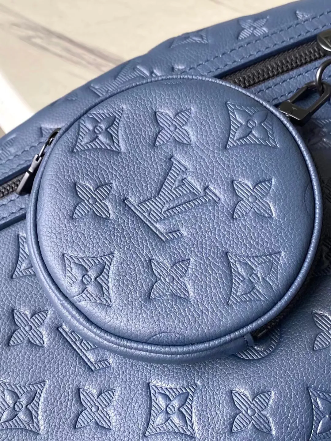 💰1100 (top layer leather) top original M24467 dark blue Monogram Shadow Jm embossed calfskin brings masculine sophistication to the unique Duo Slingbag. The bag's unusual shape and removable round pouch with zipper make it instantly recognizable. It has a zippered pocket on the side. The adjustable shoulder strap can be worn on the right or left side. Dimensions: 20 x 42 x 6 cm