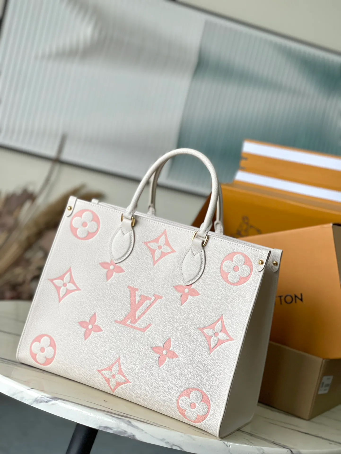 💰1120 (top layer leather) top original order M21575. Support counter inspection. Photos taken of duty-free goods are consistent with the product without unpacking. This product is an exclusive duty-free product in the market and is the highest-end product. Inspection is supported. This product has passed strict inspection and is flawless. Please wear gloves when touching the product. This product is not returnable or exchangeable. Please confirm the product first and then remove the label on the handle. This product is temporarily not open to the public, only regular customers, and is in short supply. Dimensions: 35 x 27 x 14 cm