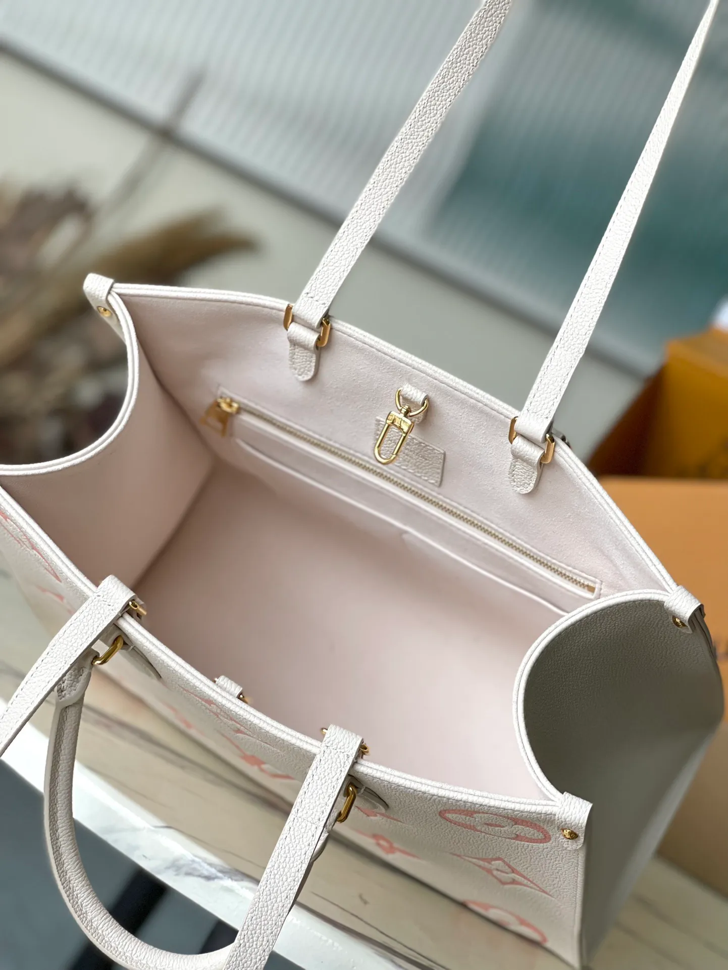 💰1120 (top layer leather) top original order M21575. Support counter inspection. Photos taken of duty-free goods are consistent with the product without unpacking. This product is an exclusive duty-free product in the market and is the highest-end product. Inspection is supported. This product has passed strict inspection and is flawless. Please wear gloves when touching the product. This product is not returnable or exchangeable. Please confirm the product first and then remove the label on the handle. This product is temporarily not open to the public, only regular customers, and is in short supply. Dimensions: 35 x 27 x 14 cm